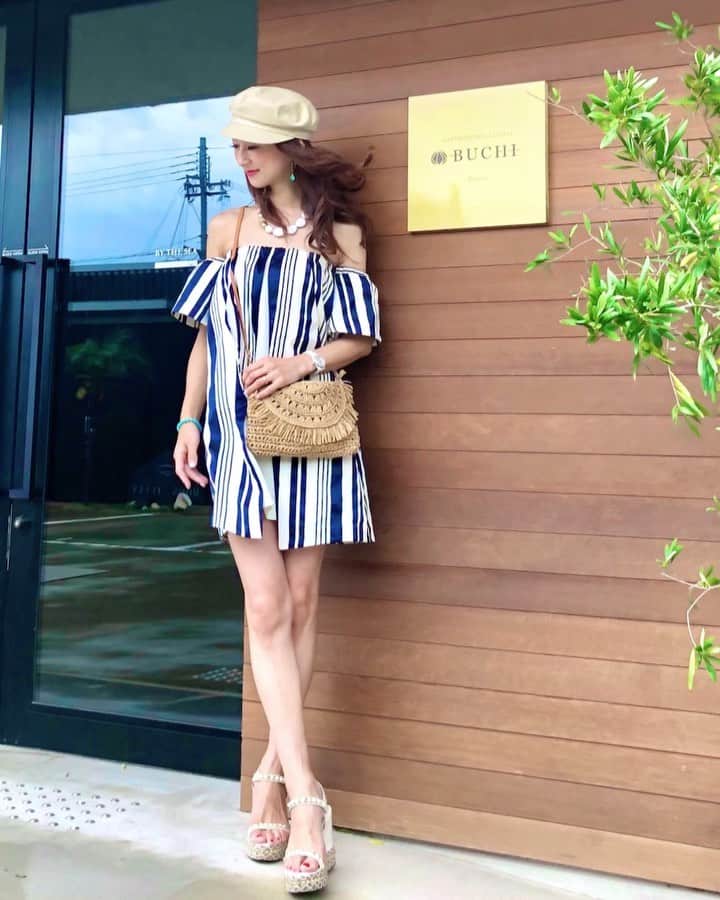 のインスタグラム：「⭐︎⭐︎⭐︎ #ぶらっと淡路島〜💕 ・ 神戸からお出掛けするには、ちょうどいい距離感なんです🚗 ・ ・ 明石海峡大橋のすぐ側、海を眺めながらランチができちゃう 素敵なお店に行ってきました🥂✨ ・ 𝙶𝚊𝚜𝚝𝚛𝚘𝚗𝚘𝚖𝚒𝚊 𝙻𝚘𝚌𝚊𝚕𝚎 " 𝗕𝗨𝗖𝗛𝗜 "  @buchi_awaji ・ ・ お写真𝕤𝕨𝕚𝕡𝕖⇨⇨⇨ ・ ・ 『 地産地消 』にこだわった 和モダンイタリアン🇮🇹 #淡路産玉ねぎ は甘みがあって美味しい〜🤤 シラスや鯛、その日水揚げされた鮮魚も最高でした💕 ・ ・ 開放感に溢れた店内には JAZZが流れていて🎵 ゆったりとした時間の流れを感じられます🥂 ・ 美味しいお料理を頂きながら 目の前に広がるオーシャンビューにうっとり💙 ・ 雨が降っていたんですが☂️途中で止み… 雨上がりの景色が、さらに綺麗に感じられました😌✨ ・ ・ 料理長の真島さんが気さくにいろんなお話して下さって、ほんと楽しかったです😊 お料理がさらに美味しくなりました💕 ・ ・ 次回は是非、晴れの日に伺いたいと思います☀️ 素敵な時間をありがとうございました✨ ・ ・ ・ #淡路島 #淡路 #明石海峡 #明石海峡大橋 #buchi #イタリアン #ローカルガストロノミー #オーシャンビュー #淡路ランチ #ランチ #lunch #オフ日 #ファッション #夏コーデ #モデル #model #秘書 #ウォーキング講師 #セミナー講師 #インフルエンサー #kobe #神戸 #大人女子 #グルメ #followme #フォローミー」
