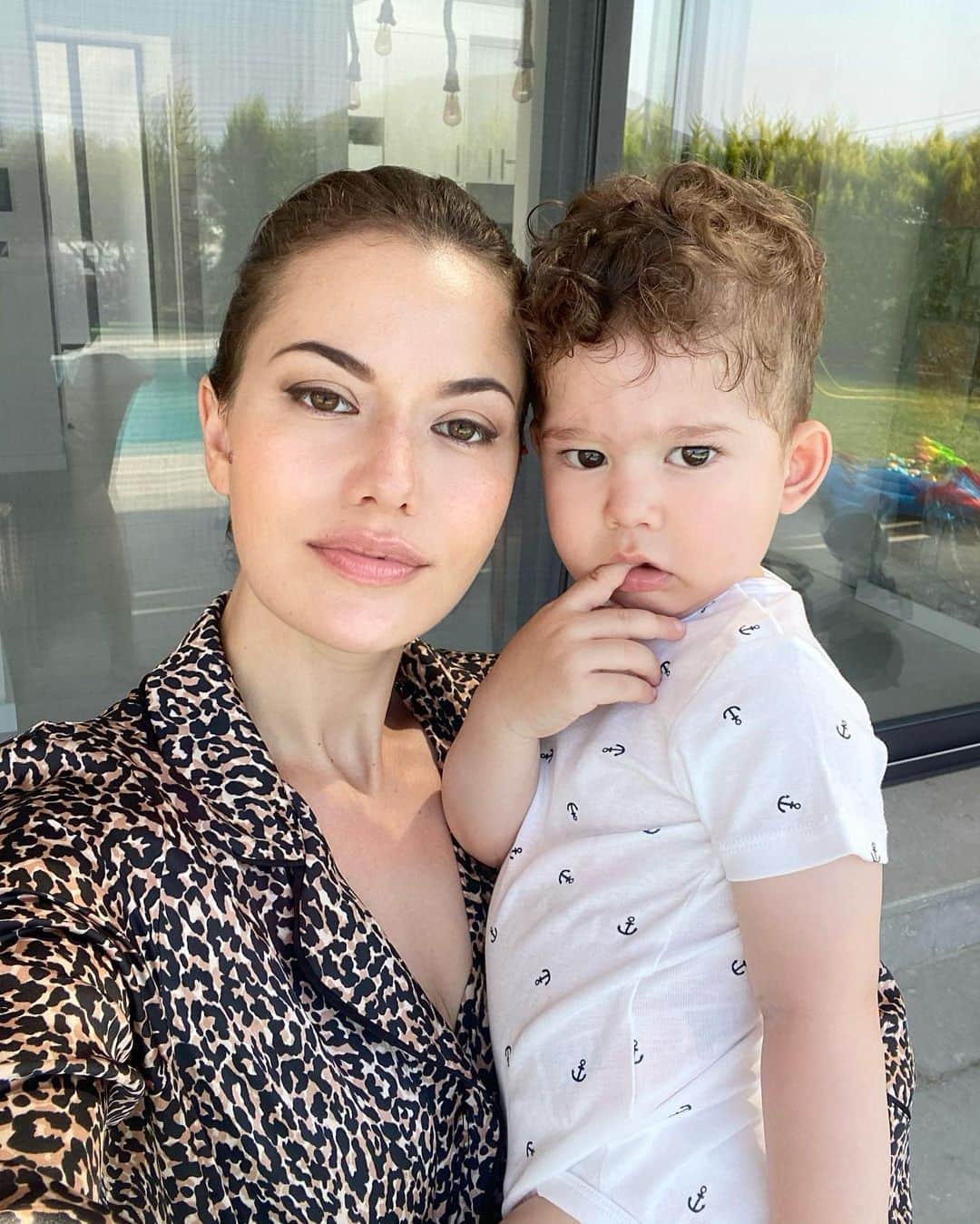 Fahriye Evcenのインスタグラム：「Babası gibi keskin bakışlım.. 😍」