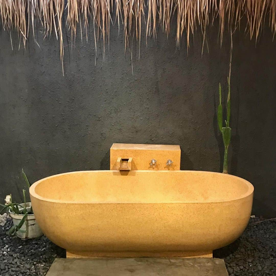 Alisaさんのインスタグラム写真 - (AlisaInstagram)「dream bathroom🌴 バリのチャングーで泊まったエアビーの部屋💭 バスルームが外についてるタイプでバスタブが可愛かった！ ただ虫が恐怖すぎて一度も入れなかったのは秘密🤣 #bathroom#bali#canguu」7月9日 19時33分 - alisataira