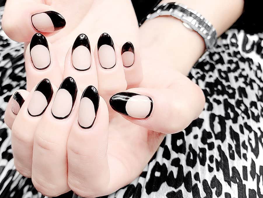 lve_xxxxのインスタグラム：「.﻿ .﻿ 👁 @eyelash_tane ﻿ 💅 @_spicenails_ ﻿ ﻿ ﾊﾟﾘｼﾞｪﾝﾇﾗｯｼｭﾘﾌﾄ再び。﻿ ﻿ 根元から自然な立ち上がりで﻿ 睫毛あがると目元もﾊﾟｯﾁﾘして﻿ ﾊﾟﾘｼﾞｪﾝﾇﾗｯｼｭﾘﾌﾄ、素晴らしき👏💯﻿ ﻿ 下まつげは前回よりも﻿ ｶｰﾙかけてもらって更に良き感じに👍﻿ ﻿ 取り敢えずお任せしたら﻿ 間違いないので、お任せｵｰﾀﾞｰ😂👍🖤﻿ ﻿ 暫くﾏﾂｴｸお休みしてﾏﾂ育しようかと👁﻿ ﻿ 美容液は　@kana__kobayashi ﾌﾟﾛﾃﾞｭｰｽの﻿ @phoebe_beautyup 使ってます。﻿ マジで伸びるしコシ出る👏💯﻿ ﻿ ﻿ ﾈｲﾙはﾌﾚﾝﾁだけどｸｾ有🙆‍♀️﻿ お気に入りすぎる🖤﻿ ﻿ 次はﾎﾜｲﾄverにしようかな？🤔🤍﻿ ﻿ お二人にお任せして寝て起きたら﻿ 仕上がってるので、コレ魔法かな？🧙‍♀️ って﻿毎回思うわっけ！←﻿ ﻿ ﻿ 吉祥寺お近くの方は﻿ 是非行ってみてください☺︎﻿ ﻿」