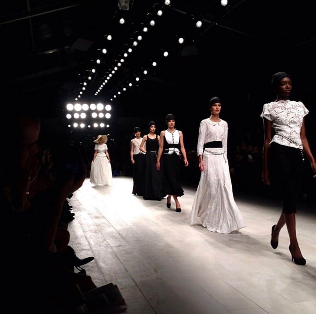 のインスタグラム：「Caroline Charles on the catwalk, keeping it classic in #monochrome 🖤  #throwbackthursday #throwback #classic #catwalk #fashionweek #fashionshow #catwalking #models #fashion #onthecatwalk #fashionista #instafashionista #instafashion #fashionstyle #style #styleinspo #luxuryfashion #british #britishdesigner #britishfashion #britishstyle #london #londonfashionweek #designer」