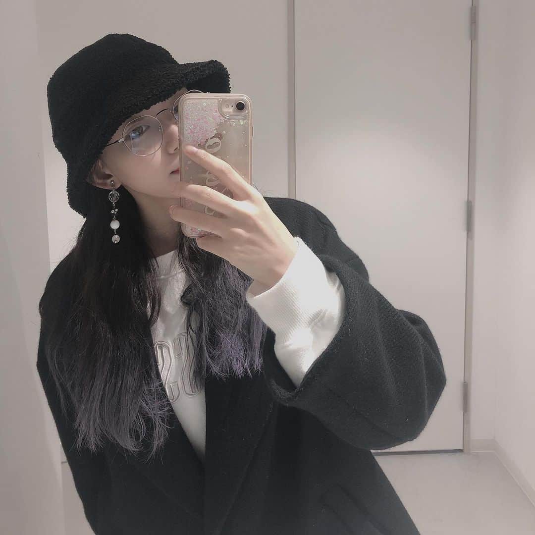 野島樺乃のインスタグラム：「かなり前の写真だけどカラーワックスを使って 1番好きな色にグラデーションしてみたの💜 カラーワックスだからシャンプーしたら 簡単にとれるよ~💜 この日の自分、 コーデも含めて雰囲気好きだった💜 . #カラーワックス　#グラデーションカラー #グラデーションヘア　#パープルカラー #오오티디  #ootd #fashion #01line #fff」