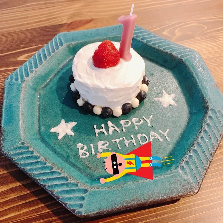 星村麻衣のインスタグラム：「手作りケーキとバースデープレート🎂 キャラご飯は初めて作ったけど難しすぎました...。毎日作ってるお母さんたち、ほんと尊敬...💦 #1歳誕生日 #キャラご飯  #わんわんプレート  #スマッシュケーキ」