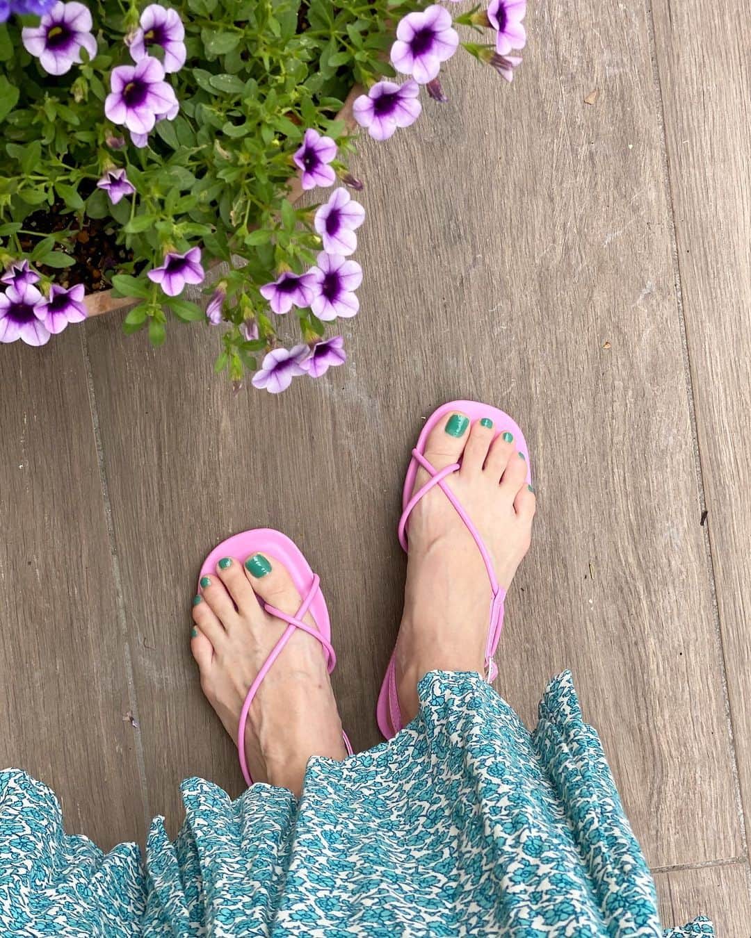 近藤しづかさんのインスタグラム写真 - (近藤しづかInstagram)「Summer soles 🦋 . . ひとつ いつもと 違うことするの好きでね メンズの服を着たり 普段選ばないマニキュアの色 眠っているスパイスを使ってみたり . 初めて韓国の通販サイトを 利用してみた お手頃な価格だから いつもと違う色にも 安心して挑戦できた☺︎✌︎ . . #サンダル　#ひと駅は歩く #韓国通販サイト  #ペタンコサンダル #summer #soles #sandals #scarpe #sandali #mood」7月9日 19時41分 - shizuka_kondo