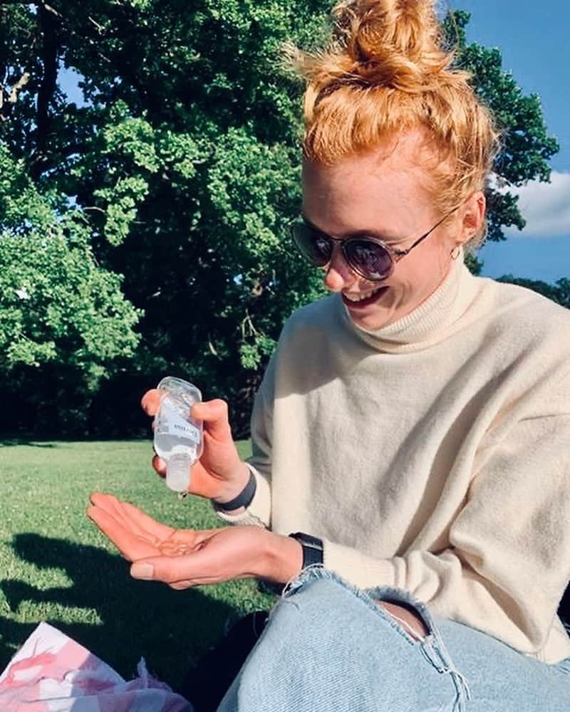 マチルドU・クラマーのインスタグラム：「Reklame  @derma_officials håndsprit har netop vundet politikkens ‘bedst i test’ - og det kan jeg godt forstå!  Jeg har brugt den under hele vinteren og under Corona og har på ingen måde fået tørre hænder. Dette skyldes at der er tilsat plejende glycerin der fugter huden og modvirker sprittens udtørrende effekt. Den kan klart anbefales! 🙏🏻  Den er: - En mild og effektiv håndsprit - Efterlader ingen duft  - Certificeret af Asthma Allergy Nordic samt AllergyCertified  #derma #dermadk #håndsprit #allergivenlig」