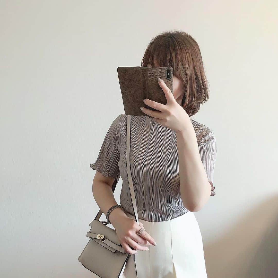 のインスタグラム：「* * 好きな色合い♡ * 光沢感のある生地にプリーツ加工が華やかなトップスはぴったりしすぎないサイズ感も◎ * 合わせたバッグはデザインも色味も上品💫 * #ブラウス → @fifth_store #細プリーツグロッシーブラウス ▶︎▶︎60%OFF🌟 #バッグ → @editsheen_store #フロントミニベルトショルダーM ▶︎▶︎60%OFF🌟 #fifth #fifthtl #フィフス #EditSheen #エディットシーン #BAG #カジュアル #プリーツ #平均身長コーデ #ママコーデ #ママコーディネート #シンプルコーデ #シンプルコーディネート #きれいめコーデ #きれいめカジュアル #大人カジュアル #コーディネート」