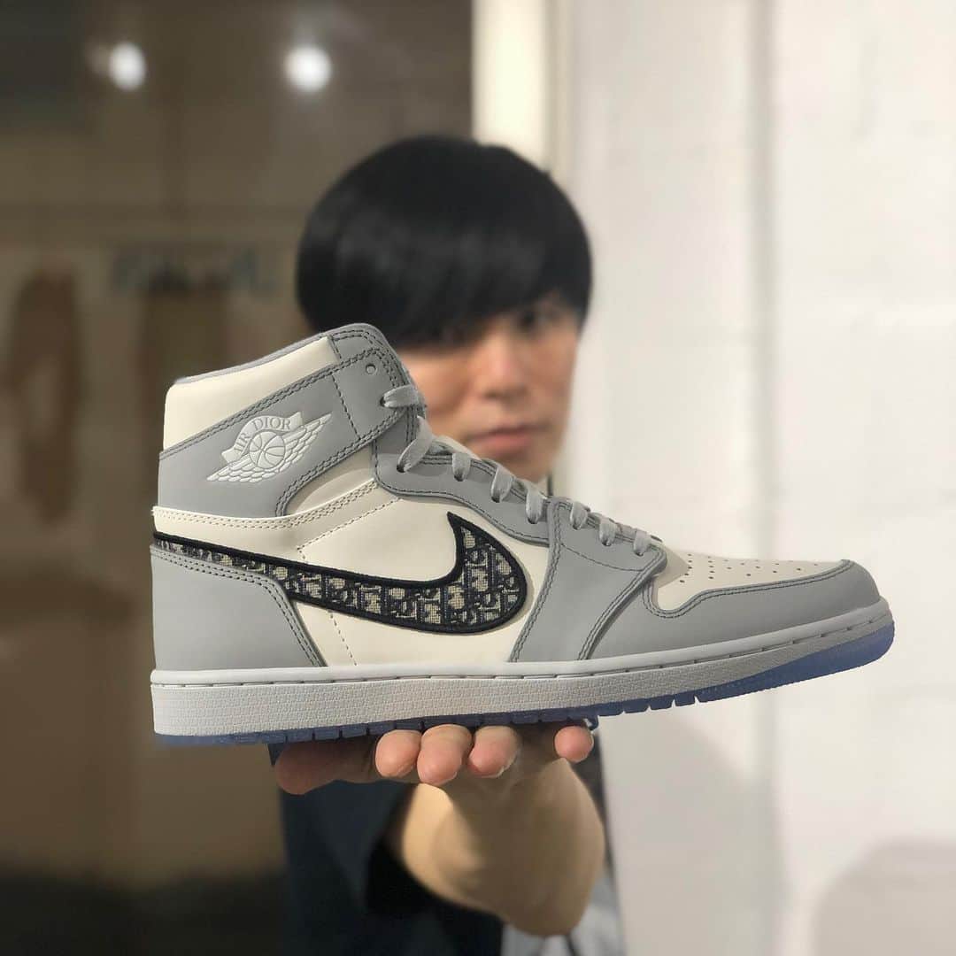 のインスタグラム：「GETしたよ🔥  #airdior#エアジョーダン#dior#nike #強運の持ち主#スニーカー #30年後履く#鮨屋の大将風に」