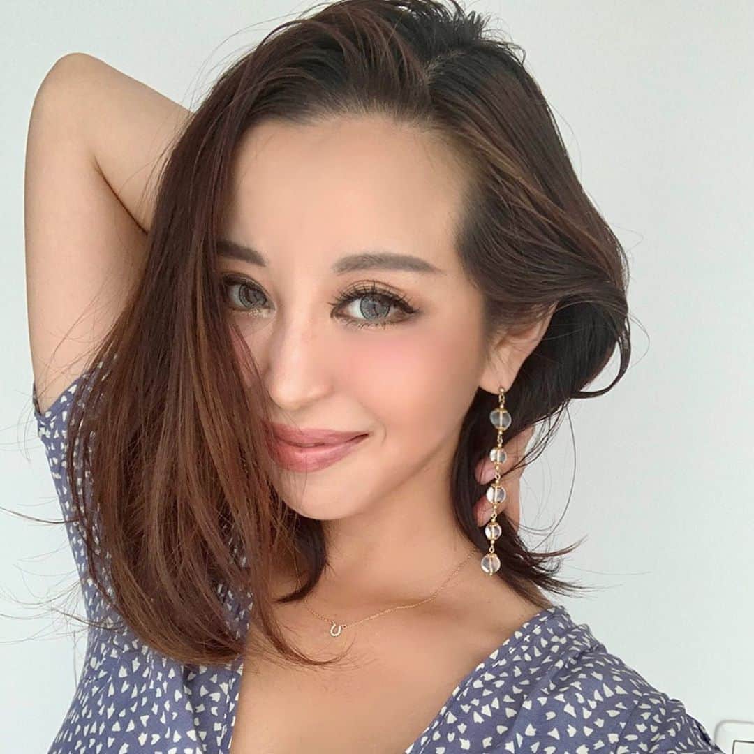 PINKYのインスタグラム：「✷Amate bijou✷ . クリスタルピアス/イヤリングと、 ホースシューネックレスの 販売開始から沢山のご注文をいただき、本当にありがとうございます🙏❤️✨ . Amate bijouのアクセサリーが皆様のお守りとなり、幸運を引き寄せますように🕊🌈✨  そして、今起こっている様々な災害が早く終息し、被害に遭われた方々が心身共に安らげる日々を送ることができますよう、心からお祈りしています…🙏 　 ・・・   ✷強い浄化と願いを叶えるパワーがあるとされる クリスタル(水晶)のピアス💫 (14KGFアレルギー対応ピアス、真鍮のピアス、真鍮のイヤリングの3種類) . ✷幸運を呼び込む象徴であるホースシューのネックレス✨ (14KGFアレルギー対応ネックレス) . ※Amate bijou販売ウェブサイトは、私のInstagramプロフィール、 @amate_bijou プロフィール、ストーリーズや私のブログからアクセスすることができます💫 .  ※アクセサリーにつきましては、職人が一つ一つ手作りで作業を行なっているため、受注から1〜2週間ほどのお届けとなります。 ご了承くださいますようお願いいたします。 . ※ご不明な点がございます場合は、ウェブサイト内のCONTACTよりお問い合わせをお願いいたします。 ・・・ ・・・ #Amatebijou #アマテビジュー」