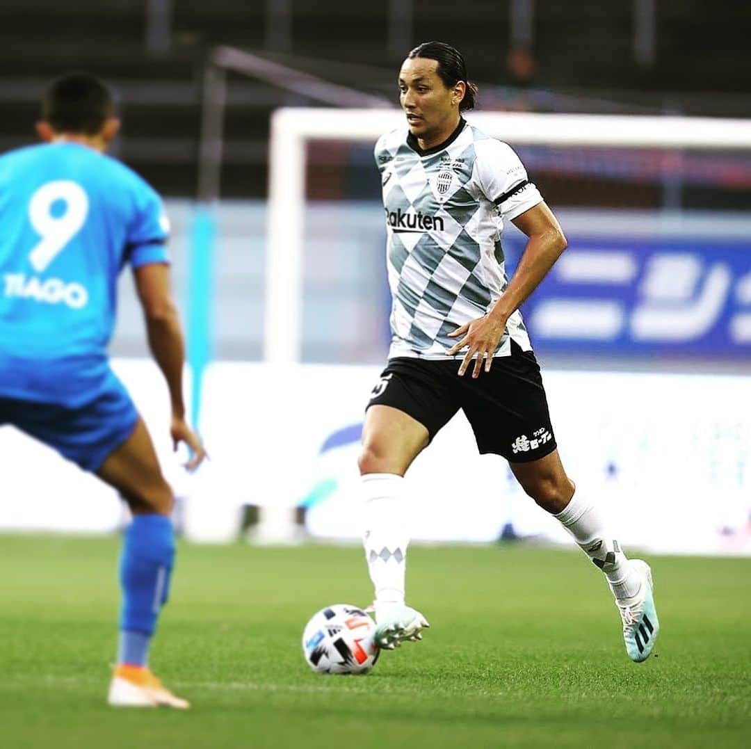 大崎玲央のインスタグラム：「3 points on the road. Next game in two days💪🏽 #ヴィッセル神戸 #visselkobe #wearekobe #jleague #jリーグ #中2日 #高徳走り過ぎ #同じサイド組んでると走行距離も勝手にあがってるw #いいことですね #ついていきますよ #無観客から5000人へ #トモニイコウ」