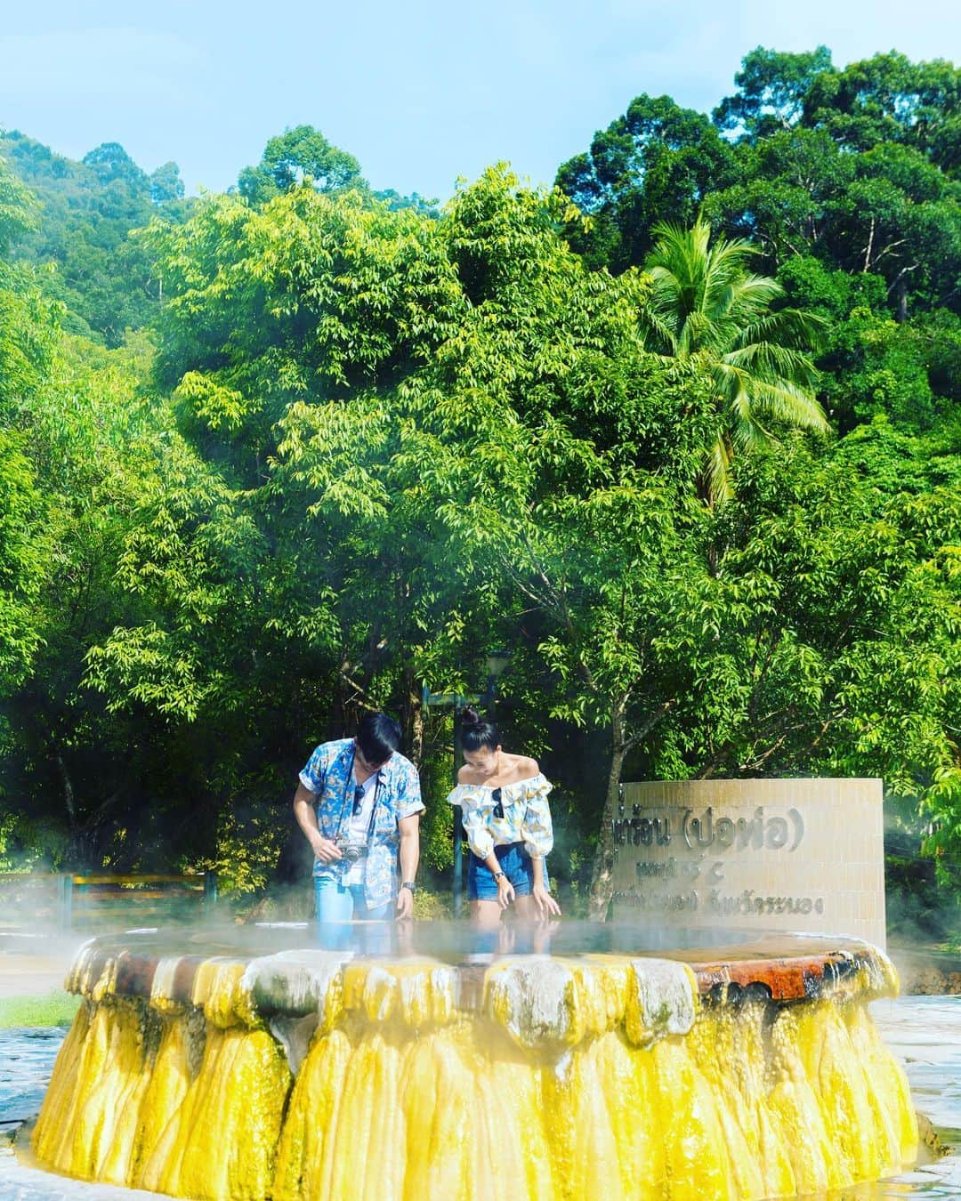 タイ国政府観光庁さんのインスタグラム写真 - (タイ国政府観光庁Instagram)「・﻿ ／﻿ 🇹🇭タイの秘境を巡る旅へ✈️﻿ まだ知られていないタイはここ❗﻿ ＼﻿ ﻿ 毎週木曜日は、まだまだ日本では知られていないタイの秘境スポットをご紹介🤫✨﻿ ﻿ 今回は、マングローブ林や天然温泉を有する「ラノーン」へ🏃💨﻿ ﻿ タイの隣国ミャンマーとの国境沿いに位置するラノーン。自然豊かなこの地には、マングローブ林をはじめ、滝や崖、無人島といったアクティブ派にオススメのスポットがいっぱいです🚣✨﻿ ﻿ さらに注目したいのが、ラノーン市街のラクサワリン温泉♨️「病気を治す水」という意味に由来する自噴温泉で、周辺では源泉を利用したスパも楽しめます💆💕﻿ ﻿ #タイ #ラノーン #秘境 #温泉 #天然温泉 #温泉旅行 #絶景 #こんなタイ知らなかった #もっと知りタイ #タイを知りつくす #タイ旅行 #旅好きな人と繋がりたい #旅行好きな人と繋がりたい #海外旅行  #thailand #ranong #raksawarin #hotsprings #amazingthailand #thailandtravel #thailandtrip #thai #thaistagram #lovethailand #thailandhiddengems #hiddengems」7月9日 19時54分 - amazingthailandjp