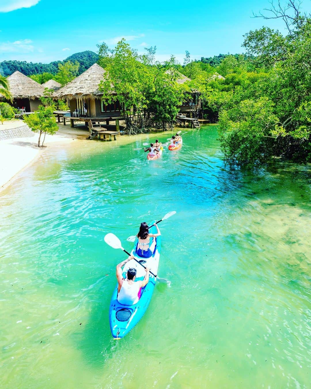 タイ国政府観光庁さんのインスタグラム写真 - (タイ国政府観光庁Instagram)「・﻿ ／﻿ 🇹🇭タイの秘境を巡る旅へ✈️﻿ まだ知られていないタイはここ❗﻿ ＼﻿ ﻿ 毎週木曜日は、まだまだ日本では知られていないタイの秘境スポットをご紹介🤫✨﻿ ﻿ 今回は、マングローブ林や天然温泉を有する「ラノーン」へ🏃💨﻿ ﻿ タイの隣国ミャンマーとの国境沿いに位置するラノーン。自然豊かなこの地には、マングローブ林をはじめ、滝や崖、無人島といったアクティブ派にオススメのスポットがいっぱいです🚣✨﻿ ﻿ さらに注目したいのが、ラノーン市街のラクサワリン温泉♨️「病気を治す水」という意味に由来する自噴温泉で、周辺では源泉を利用したスパも楽しめます💆💕﻿ ﻿ #タイ #ラノーン #秘境 #温泉 #天然温泉 #温泉旅行 #絶景 #こんなタイ知らなかった #もっと知りタイ #タイを知りつくす #タイ旅行 #旅好きな人と繋がりたい #旅行好きな人と繋がりたい #海外旅行  #thailand #ranong #raksawarin #hotsprings #amazingthailand #thailandtravel #thailandtrip #thai #thaistagram #lovethailand #thailandhiddengems #hiddengems」7月9日 19時54分 - amazingthailandjp