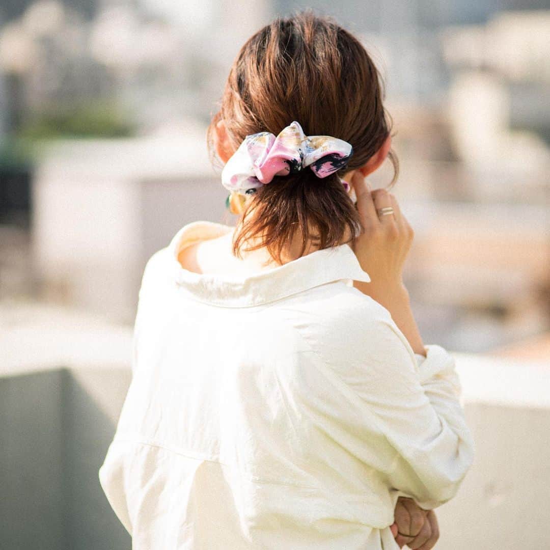 AngeBloomのインスタグラム：「【pickup】 今年は大ぶりのシュシュが注目！ でも、シュシュじゃない、シュシュ風バナナクリップ。 ・ シュシュテイストバナナクリップ pink ・ 品番:201003-4 ・  --------------- 公式サイト・楽天市場では夏の大セールを開催中！ これから使えるアイテムも大幅にダウン ・ この機会をお見逃しなく！ --------------- @angebloom_official  #angebloom #アンジェブルーム #シュシュ #バナナクリップ #バナナクリップアレンジ  #夏ヘアアレンジ」