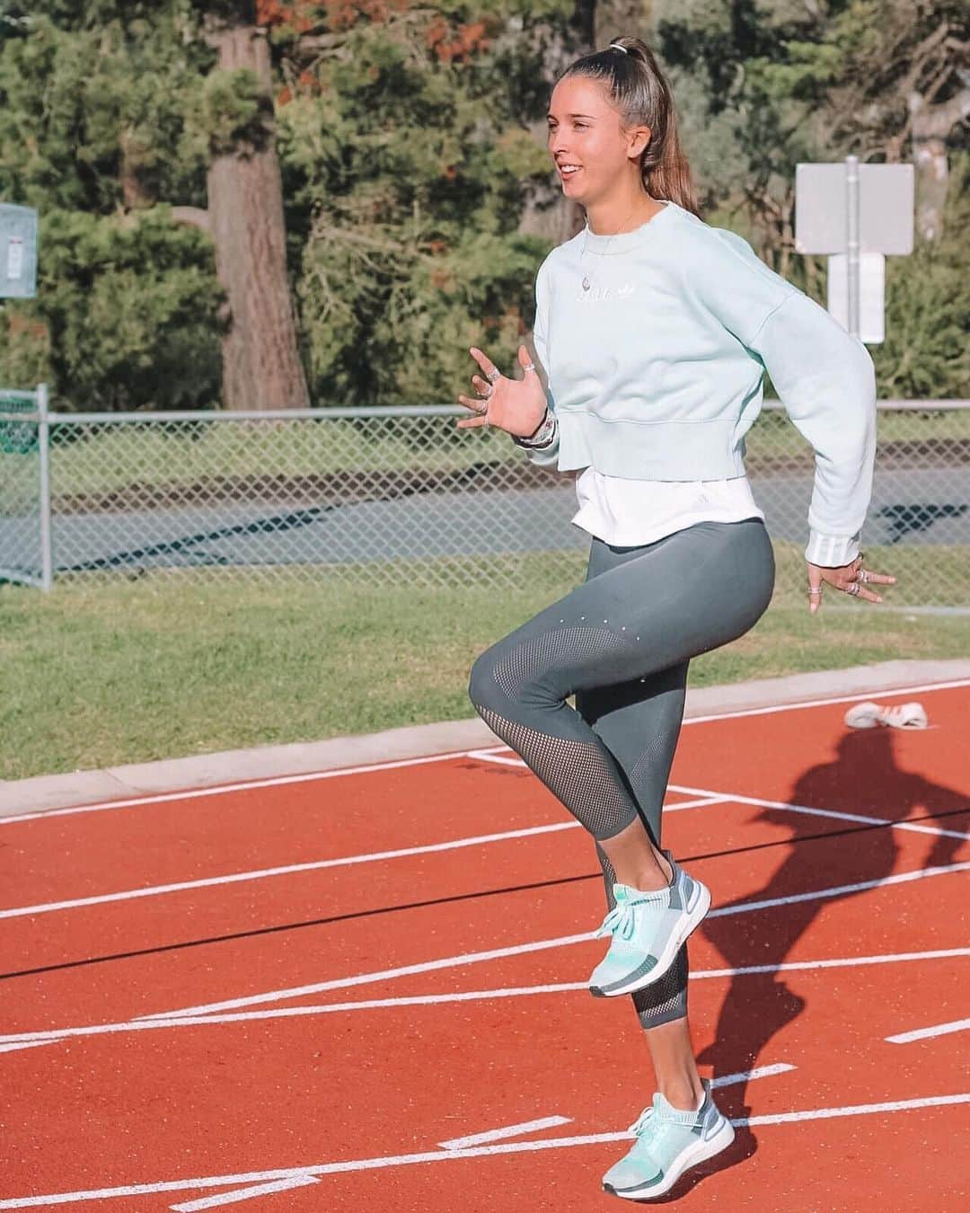 Maddie COATESさんのインスタグラム写真 - (Maddie COATESInstagram)「Pay attention to what you wish you were doing when you're doing something else. Felt great to get out onto the track and do some light drills 💫」7月9日 19時59分 - maddiejade27