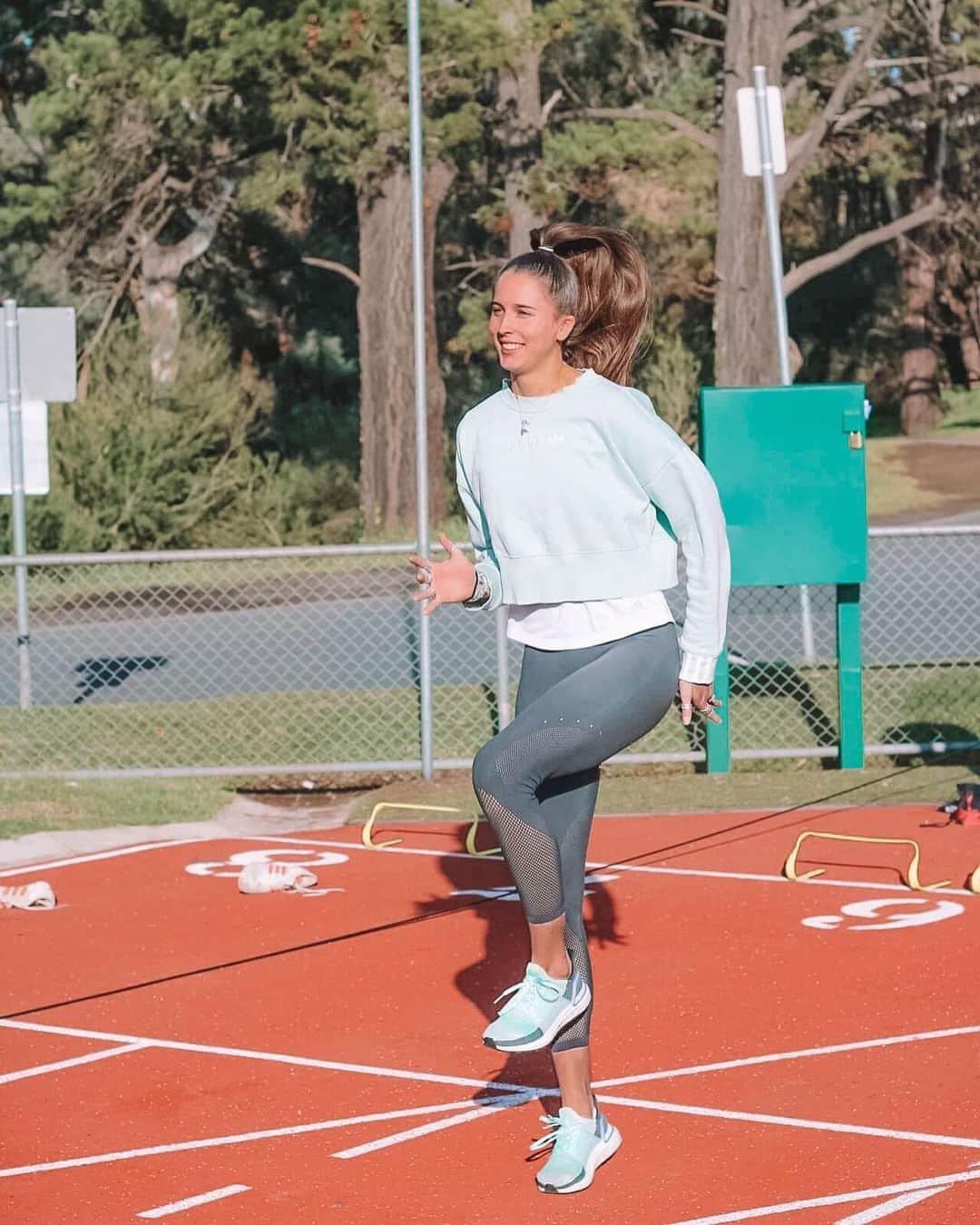 Maddie COATESのインスタグラム：「Pay attention to what you wish you were doing when you're doing something else. Felt great to get out onto the track and do some light drills 💫」