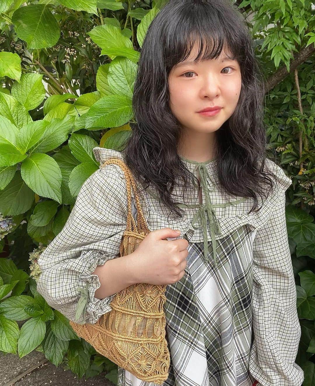 高橋有紀のインスタグラム：「お店に来た瞬間から可愛い、、、と言ってしまう、 @regallily_official リーガルリリー の天才ボーカルギターのたかはしほのかちゃん🥺髪伸びてて少し切ってパーマをかけました！ マスクでスッピンだったのでリップを足させてもらいました❤︎ この格好に赤い傘をさしていたのもほんとに素敵！ 今はライブに行けないのが残念ですが、ほのかちゃんの作る曲ほんとにぐっとくるので是非聴いてみてください❤︎❤︎ リッケンバッカーもちろん有名ですが、ハナヒカリも1997も大好き！ #lysa_yuki #リーガルリリー  #たかはしほのか」