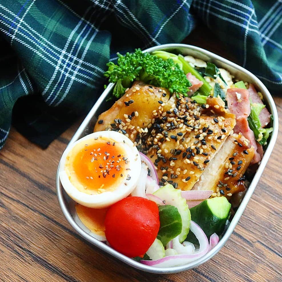 のインスタグラム：「2020/07/10(金) #2020ゆきりち弁当 ＊ おはようございます🌞😊 あー、旅がしたい。 ＊ ゆるっと糖質オフのオット弁当🍱 お弁当箱⇒360㎖ ✼••┈┈┈┈••✼••┈┈┈┈••✼ ●塩にらチャンプルー☻ ●鶏肉のごま風味焼き☻ ●蒸しブロッコリー ●おかか味玉✪ ●なちこさん( @nachico0214 )からもらった 野菜用ピクルスビネガーで 実家産きゅうり＆アーリーレッド、 セロリのピクルス😋💕ｳﾏｰ ✪→1冊目著書に、 ☻→2冊目著書にレシピあり〼 ✼••┈┈┈┈••✼••┈┈┈┈••✼ 3枚目は @fujimi_official さんの 【FUJIMIサプリメント】 カスタマイズサプリだよ😍 自分専用サプリメントを選んでくれるから 効き目間違いなし👌 ワタシもこれを機に内側からのケアに 気を使ってみようと思ってるよ☝️ 気になる方は、 ストーリーにリンク貼っとくので 覗いてみてねー🙌 ＊ ゆきりち。2冊目の著書📕お陰様で重版✨ 【メリハリ糖質オフ 週明け｢満足サラダ｣と週後半の｢しっかりお肉｣】 (KADOKAWA) プロフ( @yukirichi119 )からAmazonに飛べます📖 --------------------------------------------------- #pr #FUJIMI #美容 #カスタマイズサプリ#カスタマイズマスク #ゆきりち #工房アイザワ #昼食 #diet #お弁当 #弁当 #作り置き #食べて痩せる #bento #旦那弁当 #lunchbox #昼ごはん #Japanesefood #炭水化物抜き #地味弁 #ダイエット弁当 #手抜き弁当 #痩せる #ダイエット #bento #夫弁当 #糖質オフ #糖質制限 #痩せたい」