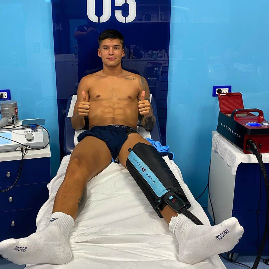 ホアキン・コレアさんのインスタグラム写真 - (ホアキン・コレアInstagram)「Voglia di @official_sslazio 👍🏼. #recovery  Un día menos 👊🏼」7月10日 6時52分 - tucucorrea