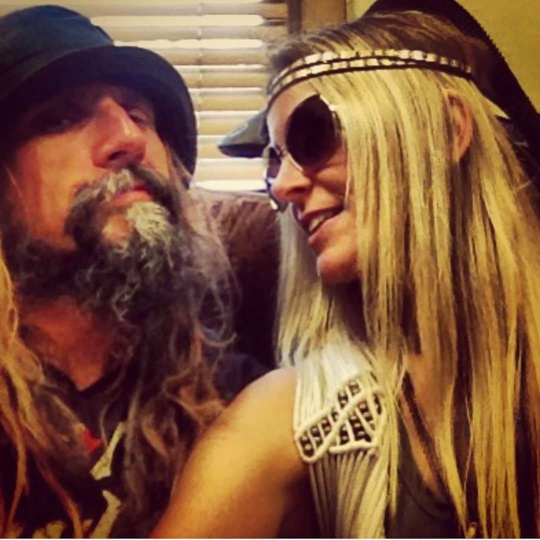 ロブ・ゾンビのインスタグラム：「Hanging out backstage with @sherimoonzombieofficial at something called a rock concert. Apparently large groups of human use to gather together and go crazy? 🤷🏻‍♂️ Can’t really remember. #robzombie #sherimoonzombie #concert?」
