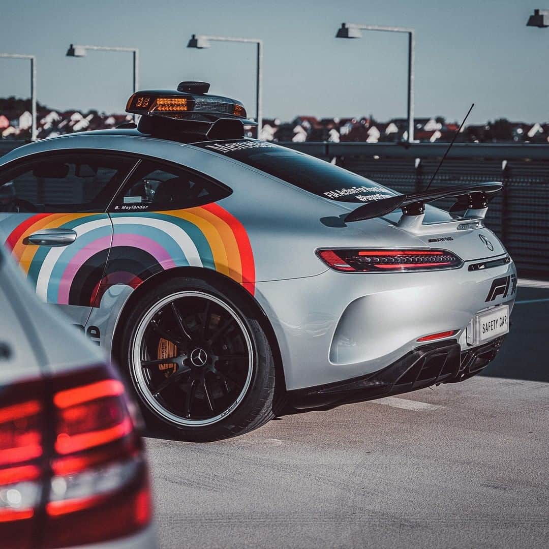 メルセデス・ベンツさんのインスタグラム写真 - (メルセデス・ベンツInstagram)「You asked for it, we deliver. Enjoy more details of the unique #WeRaceAsOne 🌈 livery on the Mercedes-Benz @f1 Safety Car. #DrivingInnovation #OneTeam」7月10日 6時55分 - mercedesbenz