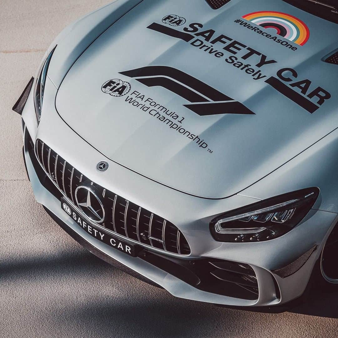 メルセデス・ベンツさんのインスタグラム写真 - (メルセデス・ベンツInstagram)「You asked for it, we deliver. Enjoy more details of the unique #WeRaceAsOne 🌈 livery on the Mercedes-Benz @f1 Safety Car. #DrivingInnovation #OneTeam」7月10日 6時55分 - mercedesbenz