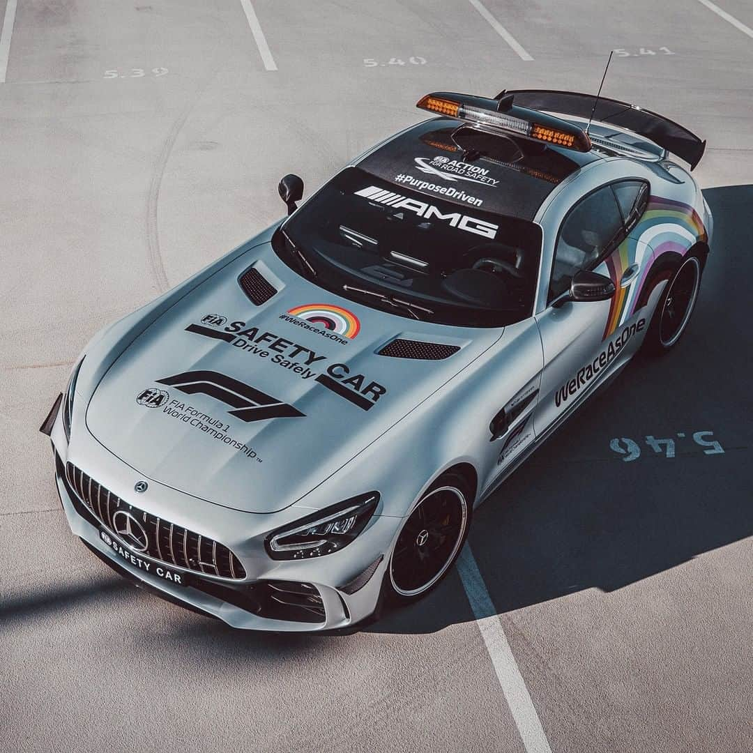 メルセデス・ベンツさんのインスタグラム写真 - (メルセデス・ベンツInstagram)「You asked for it, we deliver. Enjoy more details of the unique #WeRaceAsOne 🌈 livery on the Mercedes-Benz @f1 Safety Car. #DrivingInnovation #OneTeam」7月10日 6時55分 - mercedesbenz