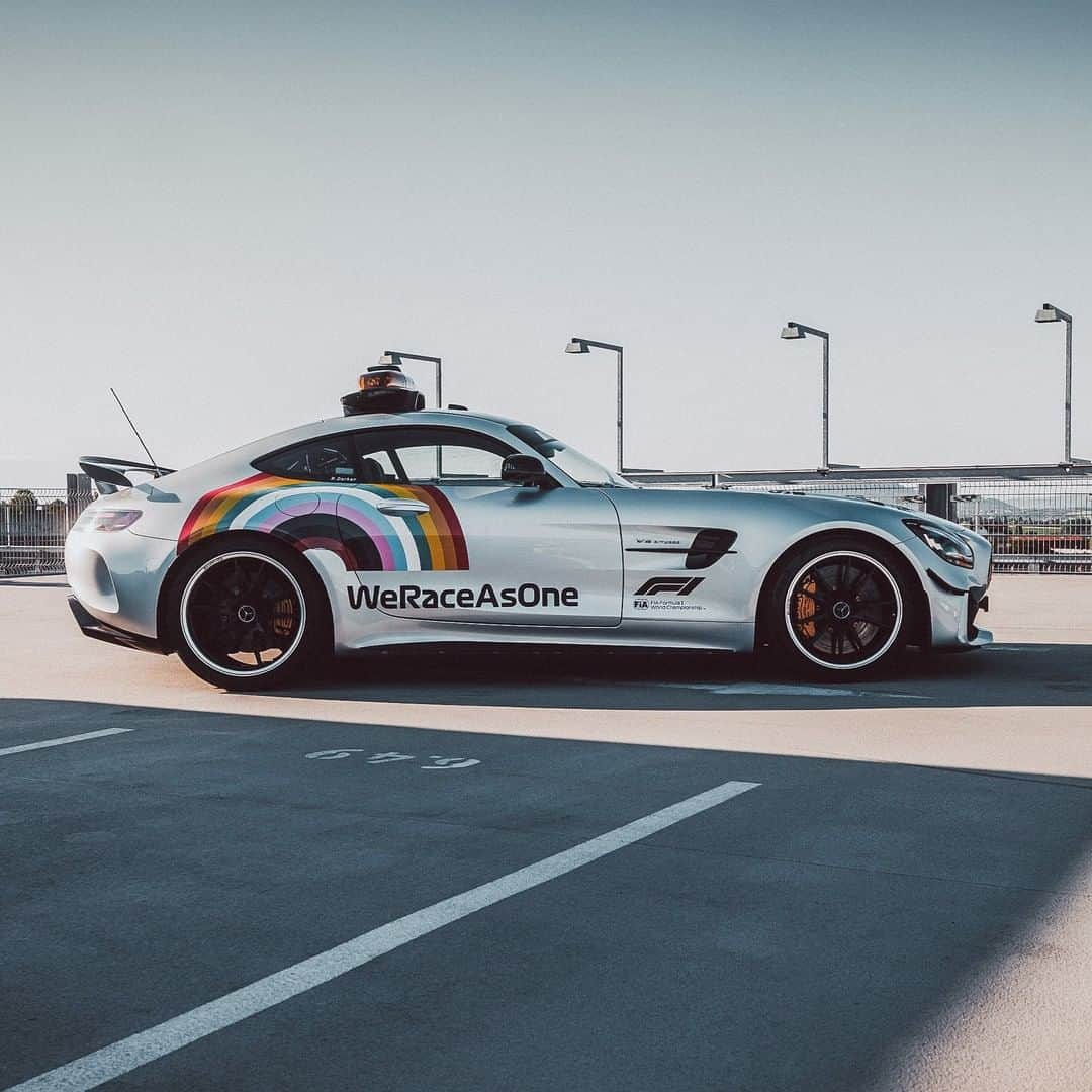 メルセデス・ベンツさんのインスタグラム写真 - (メルセデス・ベンツInstagram)「You asked for it, we deliver. Enjoy more details of the unique #WeRaceAsOne 🌈 livery on the Mercedes-Benz @f1 Safety Car. #DrivingInnovation #OneTeam」7月10日 6時55分 - mercedesbenz