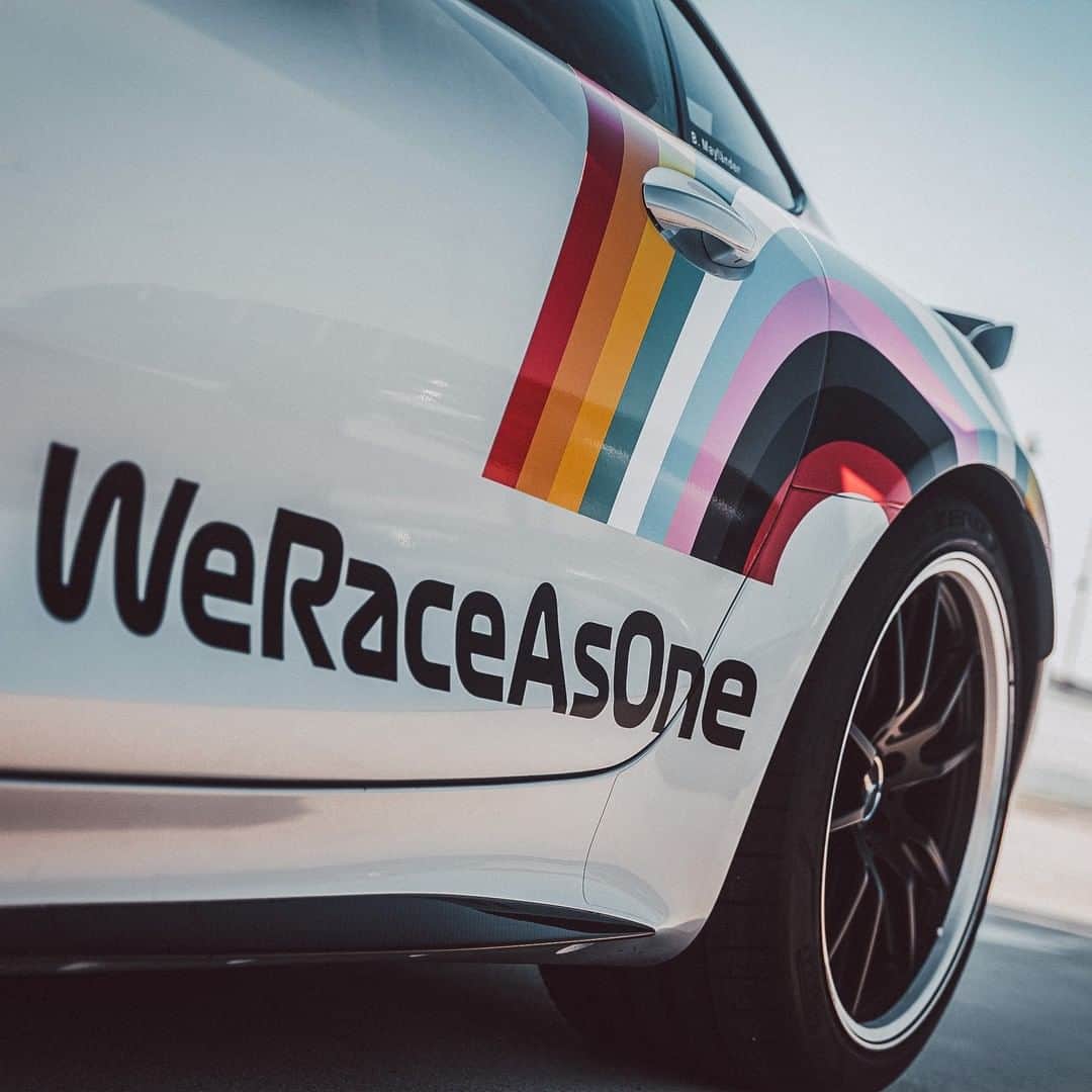 メルセデス・ベンツさんのインスタグラム写真 - (メルセデス・ベンツInstagram)「You asked for it, we deliver. Enjoy more details of the unique #WeRaceAsOne 🌈 livery on the Mercedes-Benz @f1 Safety Car. #DrivingInnovation #OneTeam」7月10日 6時55分 - mercedesbenz
