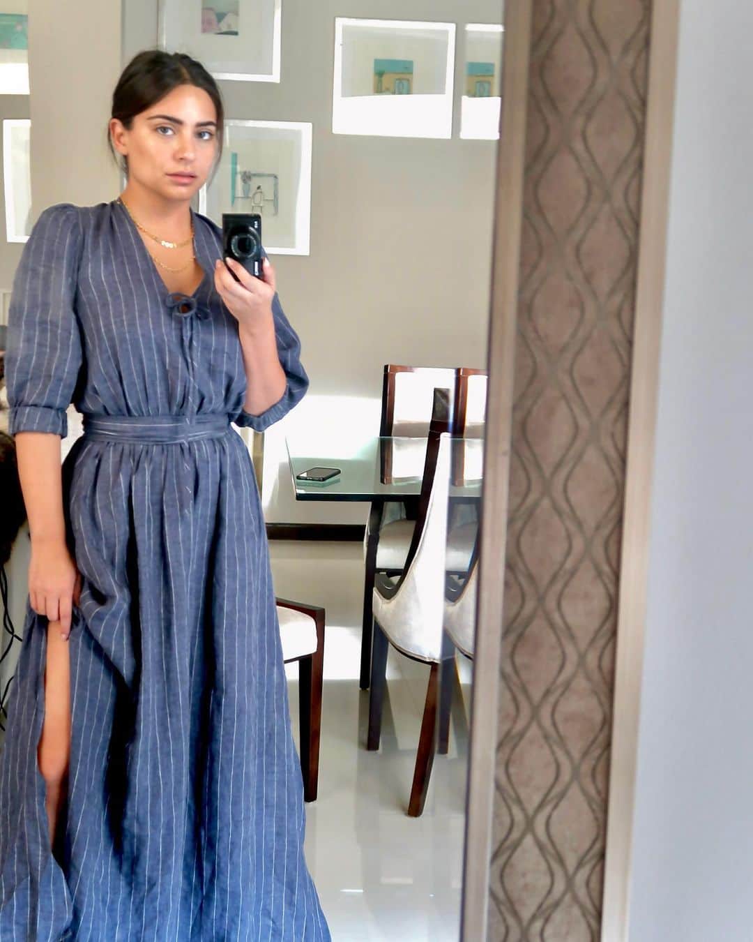 Ana Brenda Contrerasのインスタグラム：「Hay unos días mejores que otros y otros donde me siento mal por que estoy sana y mi gente cercana también sin embargo me preocupo por muchas cosas y experimento ataques de ansiedad al ver todo lo que Pasa en el mundo y preguntarme el futuro. Sin hacer lo que más amo y tanto tiempo sin abrazar a la gente .  Además de cuidarnos la salud física hay que cuidarnos el alma, hablar con la gente cercana... por que si están sintiendo ansiedad e incertidumbre ... no son l@s unic@s ... no están sol@s y es perfectamente normal.   Dormir bien, ejercicio, comida sana, vitaminas, meditación, aceites esenciales , cristales , face mask , lavarse las manos  y mucho Amor 💕We need to talk   ¿ Como están?  Les mando todo mi cariño ❤️  A💫」
