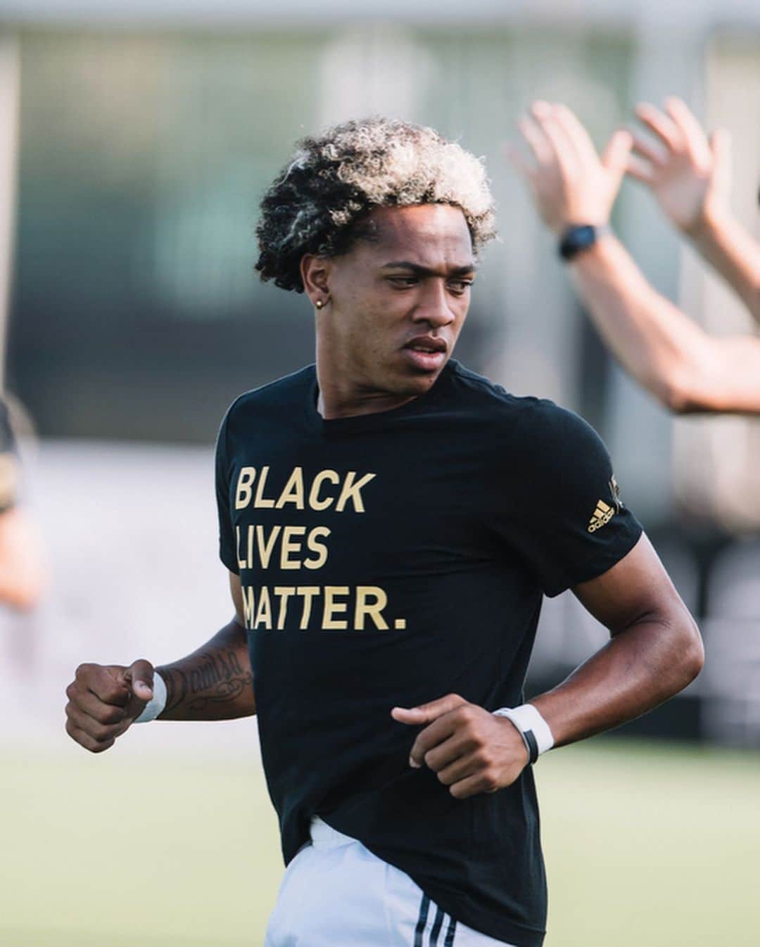Major League Soccerさんのインスタグラム写真 - (Major League SoccerInstagram)「Powerful. Our guy @malik_lebeau designed the shirts worn during the pregame protest.. #MLSisBlack」7月10日 5時31分 - mls