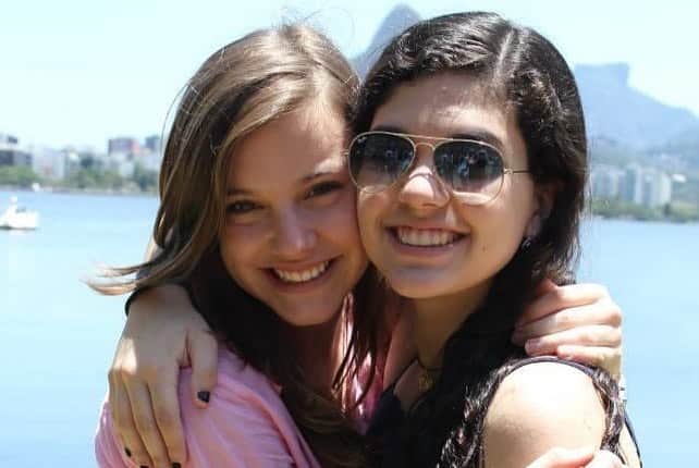 Alice Wegmannさんのインスタグラム写真 - (Alice WegmannInstagram)「a ana vitória é pra mim a amiga que mais tem memória. ela lembra de coisas que nenhuma das outras 11 pessoas do nosso grupo lembra - da roupa que a gente foi na festa em 2008, do que eu falei pra professora de português na sétima série, de quem brigou com quem, quem fez as pazes com quem, quem beijou quem e por aí vai. ela é quase o meu google quando eu quero lembrar de qualquer coisa - porque eu até decoro texto, mas de resto eu sou muito avoada. quando a gente se encontra é sempre como abrir um álbum de fotos antigas. mas também com páginas em branco pra gente ir guardando o agora... nesses tempos de quarentena, só nos resta mesmo a saudade presente desse passado e a vontade imensa de criar novas memórias no futuro. te amo navas, feliz aniversário 🎂🎈」7月10日 5時41分 - alicewegmann