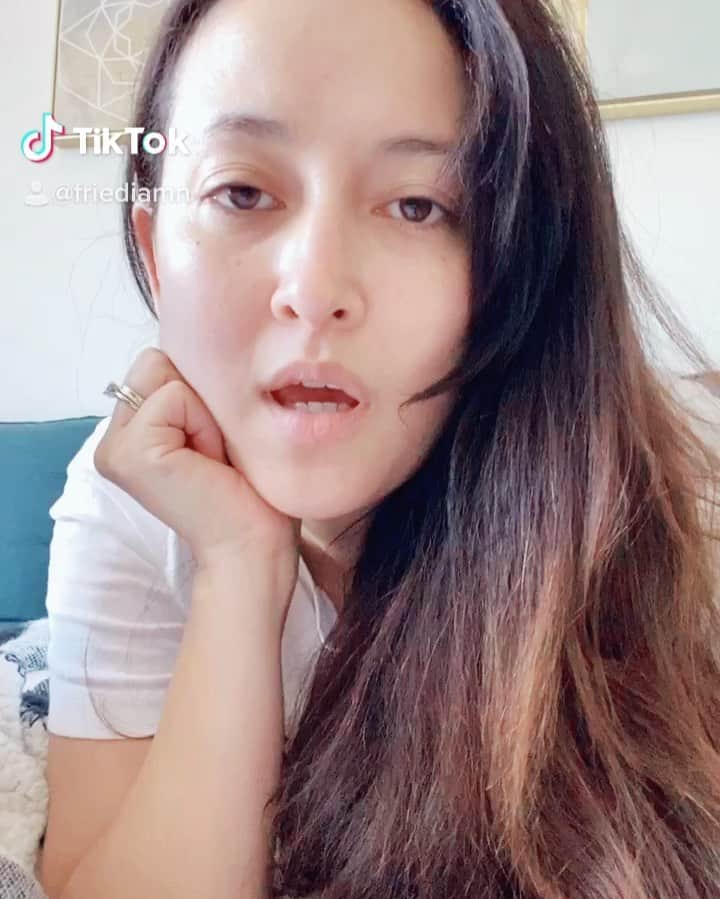 フリーディアのインスタグラム：「Do we really need 👖?  Playing around on @tiktok  My sons idea 💕 @everestsnow  初めてのtiktokビデオは息子がやりたいと言われて作ってみた　笑 ノーメイクでごめんね🙏✨  #firsttime #pantsparty #wehadourpantsonwhilefilmingthis #lol #funny #funnytoddler」