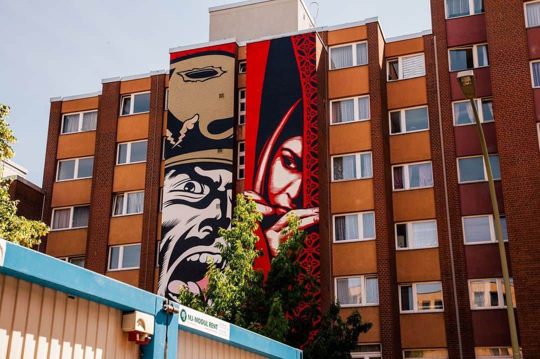 Shepard Faireyさんのインスタグラム写真 - (Shepard FaireyInstagram)「This week, I’m throwing it back to my trip to Berlin in 2015 for the Project M/8 “Freedom” show, which featured works by @dface_official, @mayahayuk, @cyrcle, @wordtomother, @missvan, @thelondonpolice, @hera_herakut, @snikarts, @evoca1, and myself! While I was there, I painted a mural with my team right next to D*Face’s, and I also created this window panel for the exhibition that featured “My Florist is a Dick,” an image I created that same year.⁠⠀ ⠀⠀⠀⠀⠀⠀⠀⠀⠀⁣⁠⠀⁠⠀ I’ve been making work designed to question authority and abuse of power for my entire career, including pieces about police brutality. With the number of deaths of unarmed civilians at the hands of police, combined with the militaristic and brutal response to ensuing protests, I felt the need to make this image about police brutality. The skull behind the riot mask is a reference to the aliens from John Carpenter’s They Live, which was the movie that inspired the use of “OBEY” in my work. The use of the flower and the “My Florist is a Dick” tagline are a way to bring both humor and contrast to the piece… most people would be surprised if their florist was sadistic, but it should not be so surprising when those who are drunk with power are sadistic, reminding us that checks and balances for power are essential.⁠⠀ -Shepard⁠⠀ ⠀⠀⠀⠀⠀⠀⠀⠀⠀⁣⁠⠀⁠⠀ Photos: @jonathanfurlong」7月10日 5時52分 - obeygiant