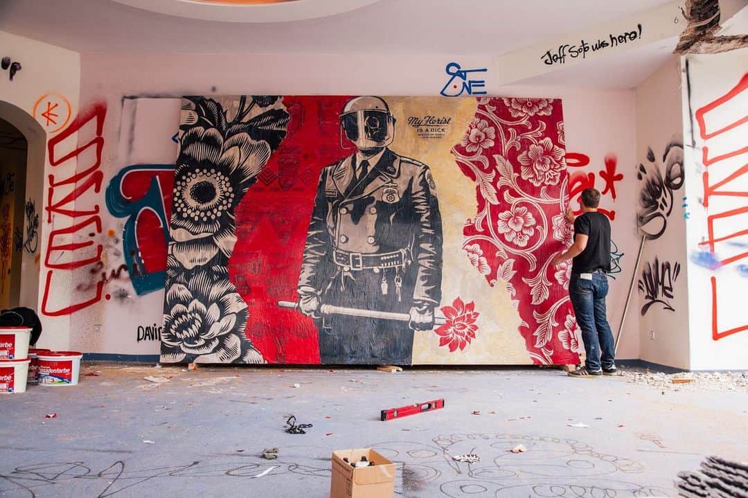 Shepard Faireyのインスタグラム：「This week, I’m throwing it back to my trip to Berlin in 2015 for the Project M/8 “Freedom” show, which featured works by @dface_official, @mayahayuk, @cyrcle, @wordtomother, @missvan, @thelondonpolice, @hera_herakut, @snikarts, @evoca1, and myself! While I was there, I painted a mural with my team right next to D*Face’s, and I also created this window panel for the exhibition that featured “My Florist is a Dick,” an image I created that same year.⁠⠀ ⠀⠀⠀⠀⠀⠀⠀⠀⠀⁣⁠⠀⁠⠀ I’ve been making work designed to question authority and abuse of power for my entire career, including pieces about police brutality. With the number of deaths of unarmed civilians at the hands of police, combined with the militaristic and brutal response to ensuing protests, I felt the need to make this image about police brutality. The skull behind the riot mask is a reference to the aliens from John Carpenter’s They Live, which was the movie that inspired the use of “OBEY” in my work. The use of the flower and the “My Florist is a Dick” tagline are a way to bring both humor and contrast to the piece… most people would be surprised if their florist was sadistic, but it should not be so surprising when those who are drunk with power are sadistic, reminding us that checks and balances for power are essential.⁠⠀ -Shepard⁠⠀ ⠀⠀⠀⠀⠀⠀⠀⠀⠀⁣⁠⠀⁠⠀ Photos: @jonathanfurlong」