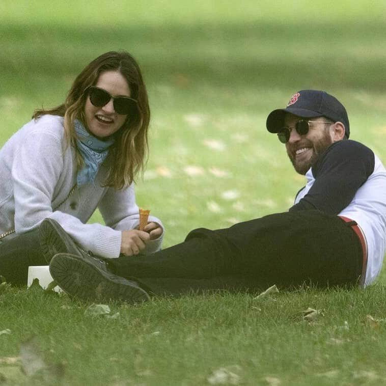 E! Onlineさんのインスタグラム写真 - (E! OnlineInstagram)「Cinderella and Captain America eating ice cream in the park. Could this budding romance be any sweeter? 😍  (📷: BackGrid)」7月10日 6時01分 - enews