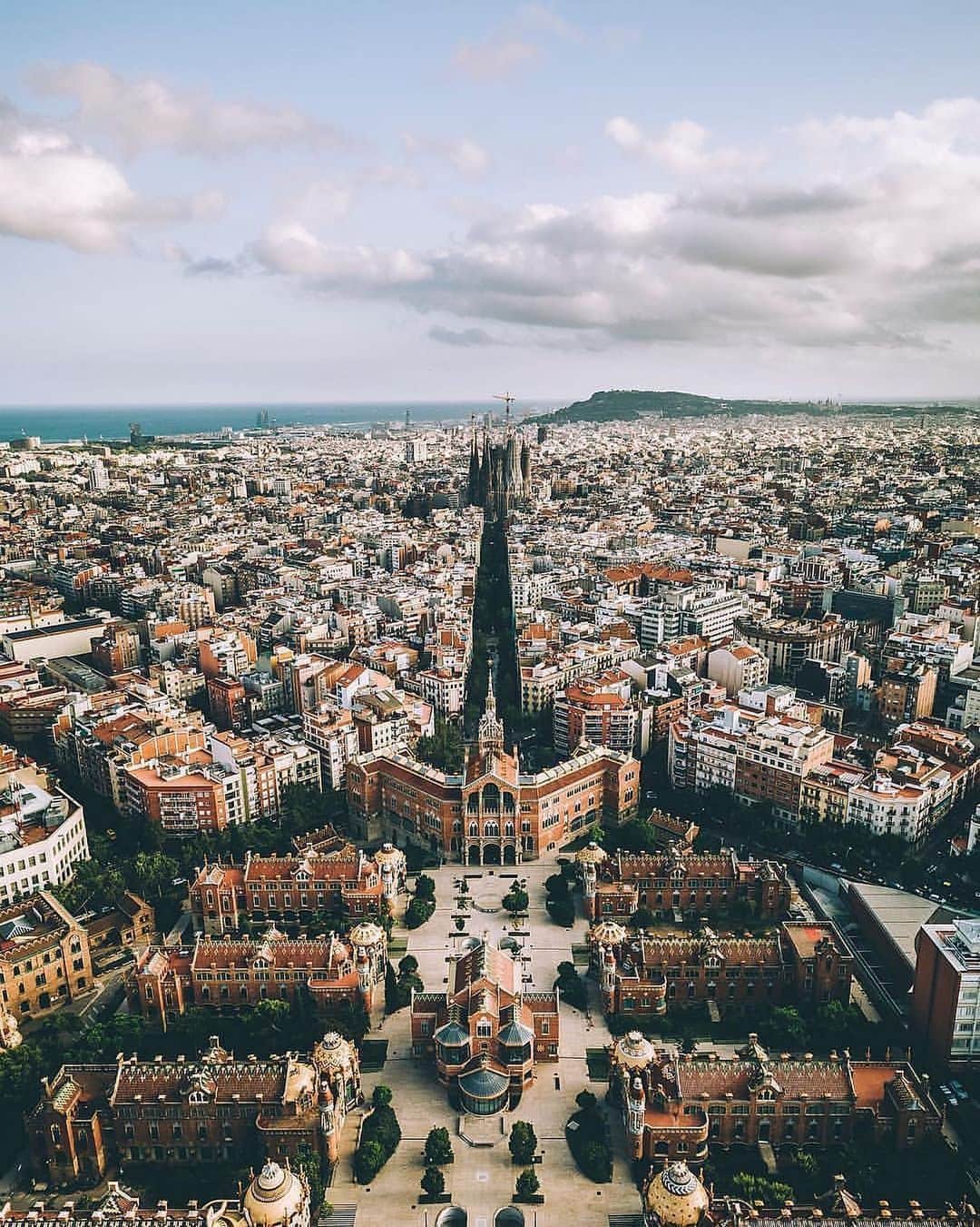 VzcoMoodのインスタグラム：「#Dscvr Barcelona, Spain with @asteryx  To be discovered please follow: @dscvr.mood Tag: #dscvr_mood • • • • • • • • • • • • • #ExploreHisearth|#AlifeAlive|#PhotographyArt|#LetsWander|#OpenMyWorld|#HypeBeast|#PhotographyisLifee|#WanderLust|#PhotographerLife|#SimplyAdventure|#FadedSpirits|#RoamToCreate|#SharpenMyFilm|#BleachMyFilm|#TravelStoke|#FeatureMeOfH|#PhotographyLover|#TravelAwesome|#GoExplore|#HuffpostGram|#CollectivelyCreate|#Inspire|#HighSnobiety|#L0tsaBraids|#CreateScenery|#EarthFocus」