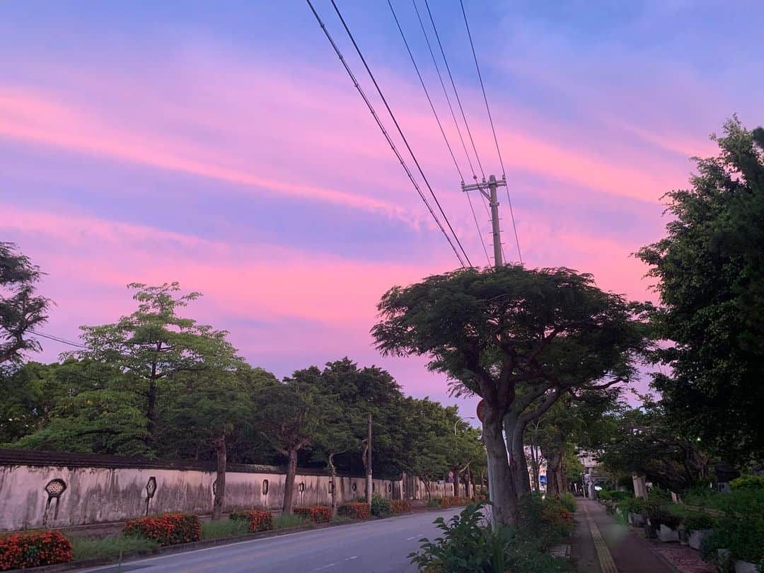 のインスタグラム：「・ ❤️💜💙 ・ ・  #朝焼けの空 #空が綺麗 #朝5時半　#空を見るのが好き」