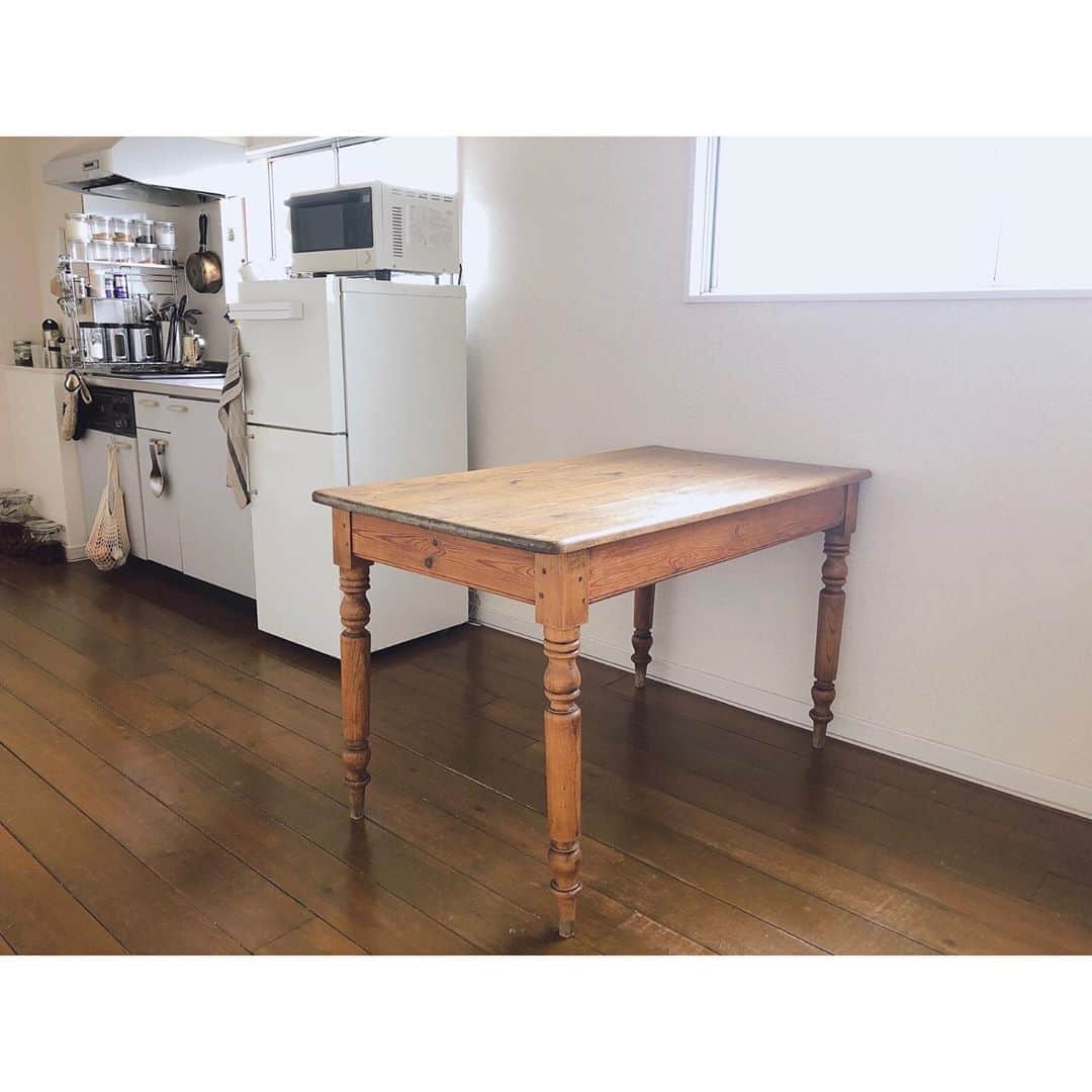 竹中友紀子さんのインスタグラム写真 - (竹中友紀子Instagram)「#おウチ時間  我が家に新しい家具がやってきた^ ^ アンティークのダイニングテーブル。 たぶんベルギー製とのこと。 この部屋に引越しを決めたときから、ここにアンティークのテーブルを置きたいとずっと探していて、ようやく出会えました♡  ようこそ、我が家へ。 一緒に時を重ねていこうね。」7月10日 6時27分 - yukikotakenaka_official