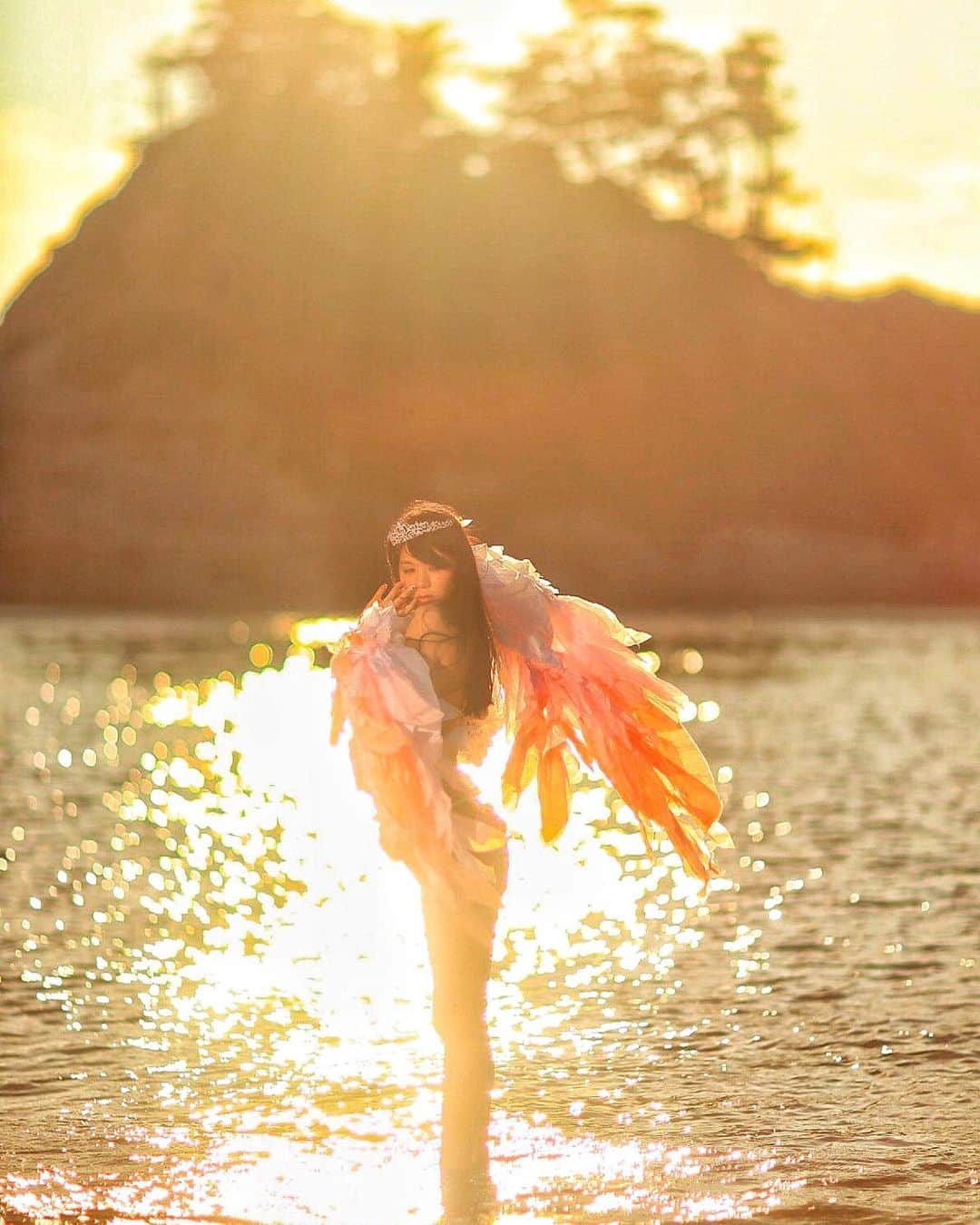 舘林佳史のインスタグラム：「夕日の海と天使🥰💕﻿ ﻿ キラキラ〜✨﻿ ﻿ 最高のインスタ映えでした❣️﻿ ﻿ ༚┈❁┈༚༝༝༚┈❁┈༚༝༝༚┈❁┈༚༝༝༚┈❁┈ ༚༝༝༚┈❁┈﻿ ﻿ 誰でも物語の主人公になれる﻿ ﻿ をキャッチコピーにドラマや映画﻿ 物語のワンシーンの様なDramaticStoryPhot﻿ と言う名前で活動作品作りをしています。﻿ ﻿ 大好評のドラマティックフォトのご依頼は﻿ このクオリティーで30000円〜(ほぼ諸経費)﻿ で受け賜わっています)^o^( ﻿ ﻿ 素敵な作品を一緒に作りたい！﻿ コラボレーションしたい 美容師・メイクアップアーティストさん ・服飾デザイナーさんクリエイターさんも随時募集中です✨﻿ ﻿ お姫様になりたい👸物語の主人公になってみませんか^ ^⁉︎﻿ ﻿ たった一枚の写真で人生が変わる‼️﻿ ﻿ ✨作品作り体験モデルに興味がある方 ドラマティックフォト依頼 撮影依頼 体験モデル募集①お名前②地域③年齢④身長⑤LINE ID⑥応募理由やお問い合わせ内容⑦最近の髪型スタイルの分かる写真をDM下さい✨📩﻿ ﻿ モデル宣材撮影 コンポジ Book作り プロフィール撮影 ブライダルフォト記念撮影 衣装レンタル 成人式 着物 ドレスロケーションフォト スチール サロンモデル撮影 写真集等撮影のご依頼何でもお気軽にお問い合わせDM下さい✨📩 ﻿ ﻿ ༚┈❁┈༚༝༝༚┈❁┈༚༝༝༚┈❁┈༚༝༝༚┈❁┈ ༚༝༝༚┈❁┈ ﻿ ﻿ 【掲載モデル個撮紹介】﻿ ﻿ 掲載モデルを撮ってみたいと思った事はありませんか^ ^⁉️﻿ ﻿ 掲載モデルさんをAilinQにてご紹介出来るようになりました❣️﻿ ﻿ 個撮紹介﻿ @AilinQ﻿ ﻿ ✅ポートレート撮影をやってみたいけどモデルモデルが見つからない。﻿ ✅モデルと一対一でポートレート撮影したい。﻿ ✅撮影会だと撮りたい構図の写真が撮れない。﻿ ✅モデル2人でツイン撮影したい。﻿ ✅友達のカメラマンと一緒にモデルを撮りたい。﻿ ✅モデルとメイクさんを呼んで作品作りをしたい。﻿ ✅スタジオで個撮したい。﻿ ✅海や山で撮影したい。﻿ ✅水着撮影したい。﻿ ✅仕事帰りに撮影したい。﻿ ✅夜景やネオンで撮りたい。﻿ ✅フォトコンにチャレンジしたい。﻿ ✅美容院スタイリストの作品作りコンテストモデル探しや撮影をしたい。カメラマンも探している。﻿ ✅プロのフォトグラファーを 目指している。﻿ ✅プロのカメラマンと同行してもらって勉強したい。﻿ ✅自分の都合の良い日や時間に合わせて撮影がしたい。﻿ ﻿ ༚┈❁┈༚༝༝༚┈❁┈༚༝༝༚┈❁┈༚༝༝༚┈❁┈ ༚༝༝༚┈❁┈﻿ ﻿ 【掲載モデルの個人撮影依頼】﻿ ﻿ お問い合わせは以下の内容を記入しDM 📩﻿ 又はLINE下さい ID510661(舘林佳史)﻿ ﻿ お取り次ぎ致します❣️﻿ ﻿ 件名《個撮モデルお問い合わせ》﻿ ⚫︎氏名:﻿ ⚫︎年齢:﻿ ⚫︎連絡先:﻿ ⚫︎メールアドレス:﻿ ⚫︎カメラ歴: 年﻿ ⚫︎希望モデル名:﻿ ⚫︎希望日:﻿ ⚫︎希望時間:﻿ ⚫︎希望集合場所:  駅や施設名﻿ ⚫︎希望撮影地: 湘南  鎌倉 横浜 ○○公園 等﻿ ⚫︎移動手段: 徒歩  車﻿ ⚫︎希望衣装: ドレス・ロングスカート・ミニスカート・ワンピース・普段着・カジュアル・ショーパン・お任せ・着物・その他﻿ ⚫︎衣装(モデルさんに持って来て欲しい・自分で用意したい)﻿ ﻿ ﻿ ༚┈❁┈༚༝༝༚┈❁┈༚༝༝༚┈❁┈༚༝༝༚┈❁┈ ༚༝༝༚┈❁┈ ﻿ ﻿ ◆撮影料金﻿ ﻿ 基本撮影時間:3時間(休憩時間移動込み)﻿ 15000円﻿ ⚫︎延長:1時間ごとに5000円﻿ ﻿ ༚┈❁┈༚༝༝༚┈❁┈༚༝༝༚┈❁┈༚༝༝༚┈❁┈ ༚༝༝༚┈❁┈ . ．﻿ ﻿ #西伊豆#堂ヶ島#エンジェル#天使#model#photo#カメラマン#ロケーションフォト#ロケ撮影#カメラマン#photographer#モデル募集#ポートレートモデル募集#スナップ撮影#ポートレート部#写真#カメラ﻿ #portrait #portrait_star #jj_allportraits #tv_soul #tv_people #phototag_peop﻿ le #rsa_portraits #portmood #bestphotogram_portraits ﻿ #fix_studio#heart_soul_portrait #東京カメラ部﻿」
