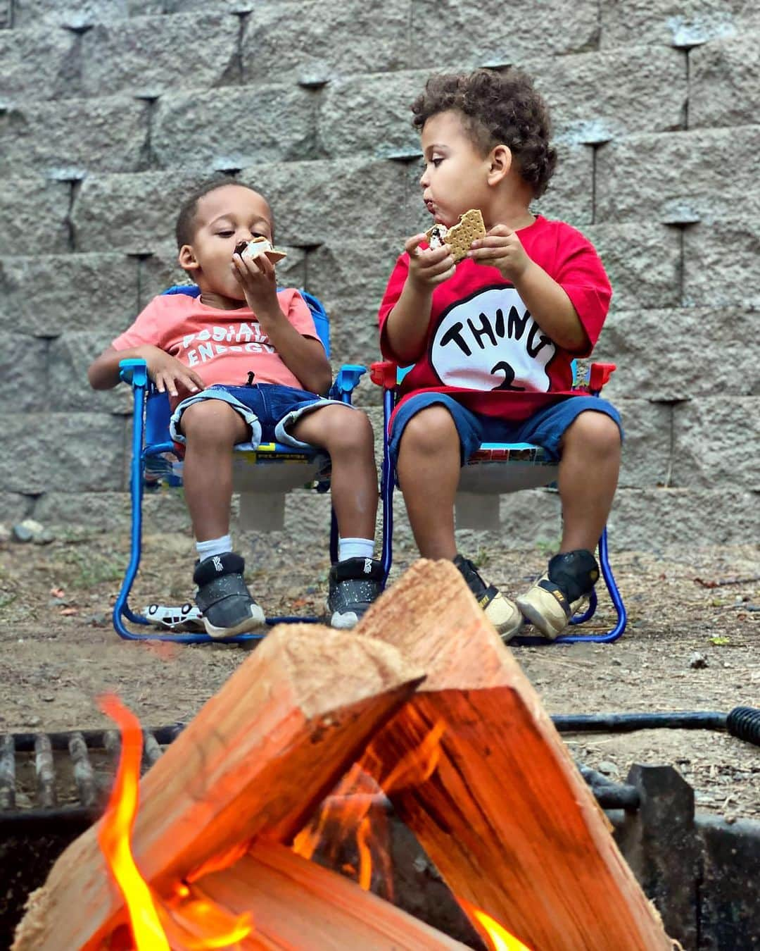 ショウン・トンプソンさんのインスタグラム写真 - (ショウン・トンプソンInstagram)「👦🏽👦🏻TODDLER SUCCESS! Before you swipe to see the boys eat s’mores 😋 I gotta tell ya 👉🏽😅 Going camping with toddlers who are CLEARLY in their terrible two’s didn’t sound like such a great idea but we had the dream team of grandma, grandad and @mackenzie_bivin to win them over! Good news is they slept all the way home! 🙏🏽  #family #fun #camping #vacation #success #love #twins #backtowork」7月10日 6時38分 - shaunt