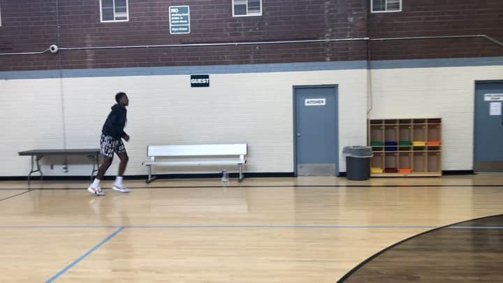 ニック・ヤングのインスタグラム：「Gym time」