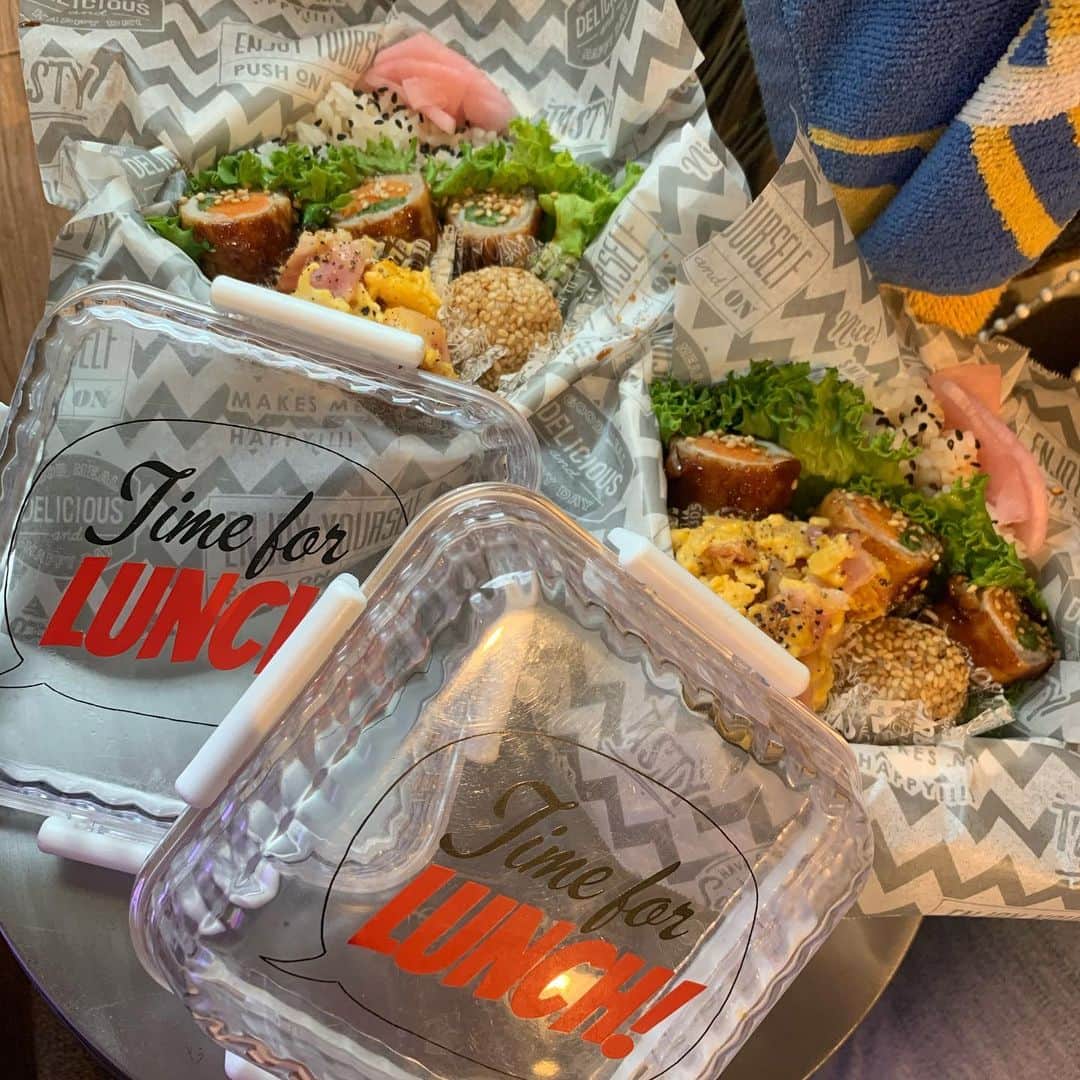 のインスタグラム：「GOOD MORNING🌿 ☆ あっという間に金曜日😳早い🤯1週間お弁当頑張りました😅💪 ☆ すでに金曜日にして冷凍しておいた肉巻きを😂👍お弁当箱が小さいからまぁ入らない！このお弁当箱本当は2段なんだけど、なんせダイエットとかで少なくていいって言うから1段☹️ ☆ ☆ 毎日雨や地震やコロナや不安な事いっぱいだけど、共存して生きていかないといけないからやれる事はしっかりやって、毎日楽しく大切に生きる！ ☆ 素敵な華金を😊🤚 ☆  #お弁当#娘弁当#お弁当記録#jk弁当#姉妹弁当#lunch#lunchbox#lunchtime#foodpic#obento#obentobox#obentogram#手作り弁当#愛情弁当 #お弁当生活#暮らし#fooddaily#foodpic#foodstagram#お弁当女子 #cooking#デリ風弁当#nanasrecipe」