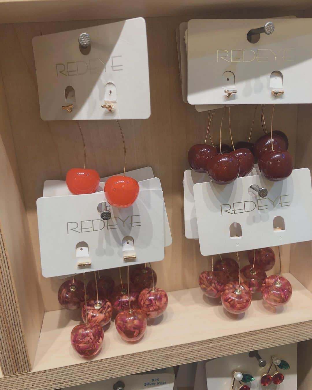 中野みやびのインスタグラム：「あくせさりー  #accessory #さくらんぼ #cherry #red #可愛い #ピアス #イヤリング #cute #赤 #お洒落 #picture #写真 #お気に入り #very #good #wawawa #みやび」