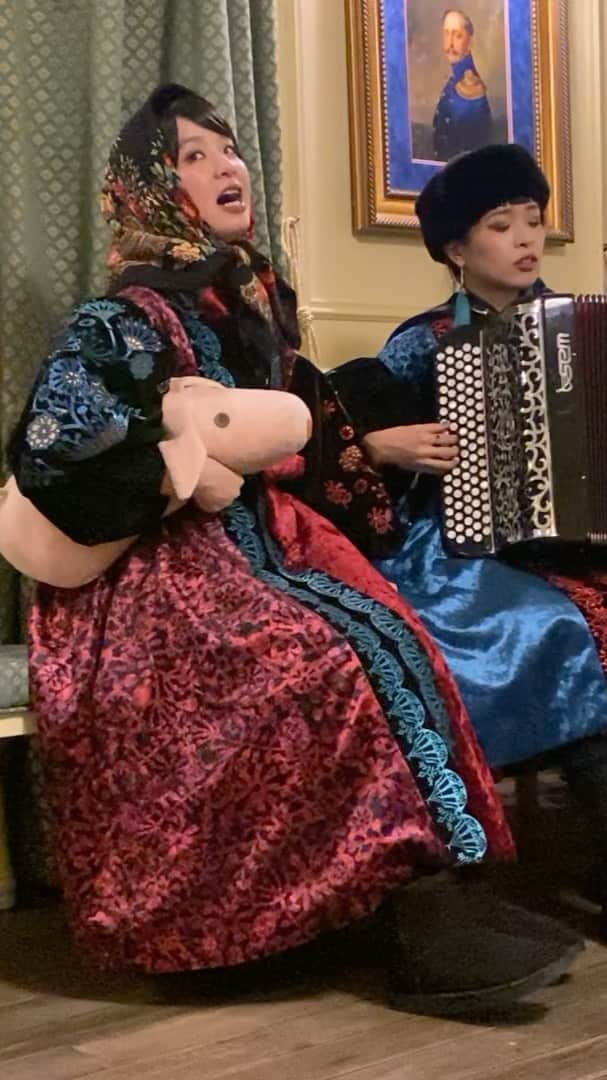 小春のインスタグラム：「チャラン・ポ・ランタン 本日メジャーデビュー6周年!!  ロシアのレストランで演奏した カチューシャ(Катюша) の動画になります。  6th anniversary of major debut! This video was sung in a Russian restaurant.  6-я годовщина большого дебюта! Это видео было спето в русском ресторане.  ★チャラン・ポ・ランタンは 2020年5月27日より7月15日まで 【8週連続"宅録”配信シングルリリース】が決定 興味ある人は要チェック!!  #music #coversong  #Rossiya #japanesegirl  #accordion #accordionist  #vocal  #song #pig #sisters  #charanporantan」