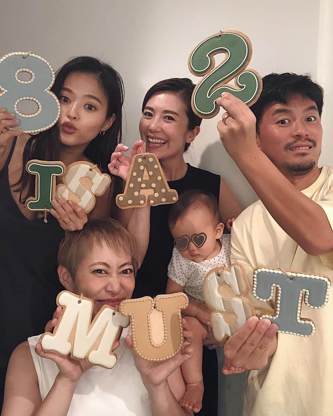 佐野真依子さんのインスタグラム写真 - (佐野真依子Instagram)「”8 is a must" 結婚式の2年記念日にあいに きてくれたふたり🌻🌻 @yuko33nogami  @kashiwagihitomi  この素敵なコンセプトを 提案してくれてずっとずっと　 寄り添ってプロデュースしてくれた @hautecouturedesign_ 🤍 あの日からちょうど２年の日に 可愛すぎるサプライズ クッキーを用意して 遊びに来てくれたーーー🌻🍪！！ いつもいつも幸せな時間をくれる 2人に感謝でいっぱい🤍🧡 そして　@yuko33nogami  のお腹の中には赤ちゃんが🤍 お名前はなんと、エイトくん⑧👶🌻 さらにみんなにとってかけがえのない数字になったね🤍　 会える日が楽しみすぎる、 がみちゃん出産、頑張ってね🤍 息子はかっしーにメロメロでした🦒」7月9日 21時57分 - sanomaisanomai