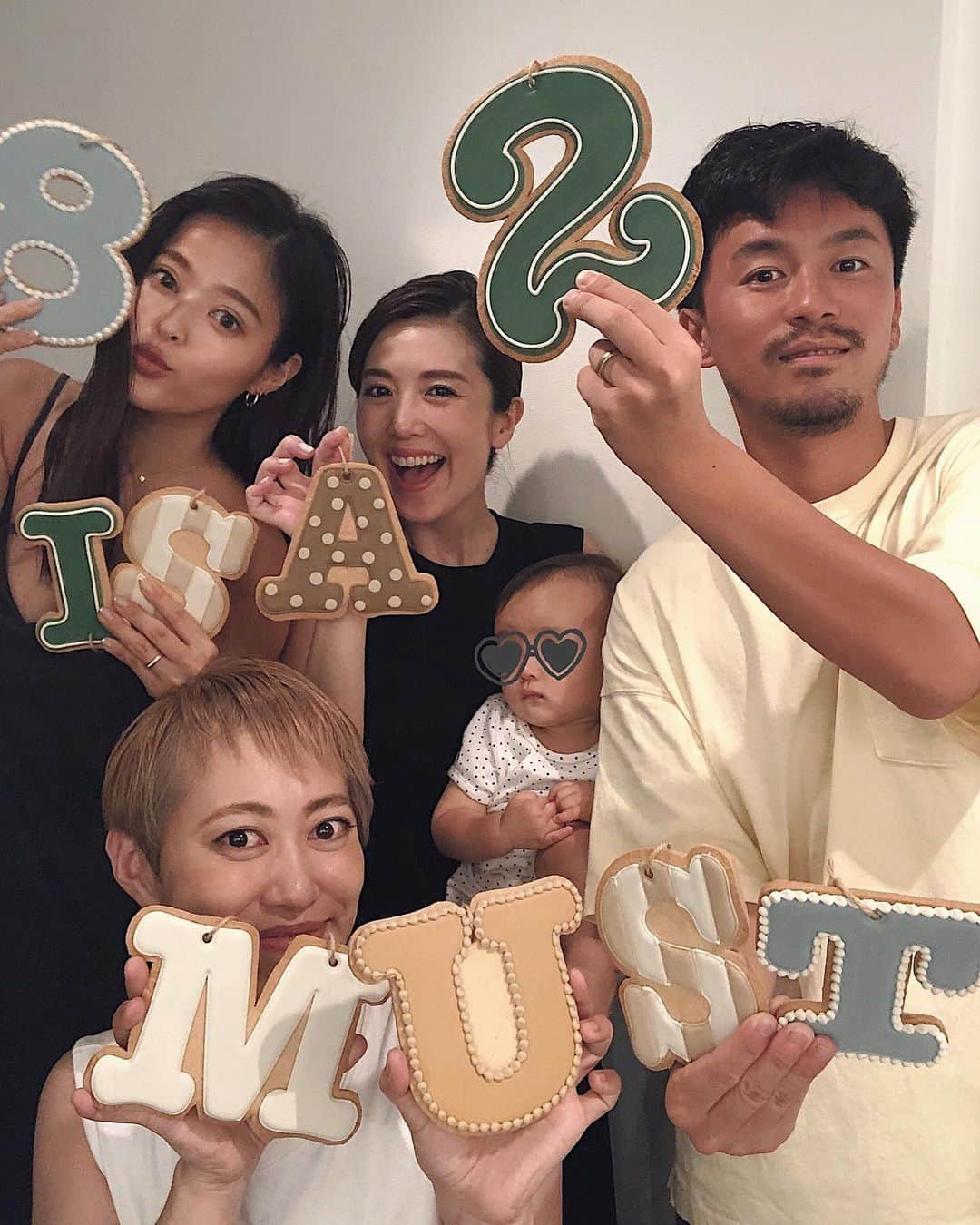 佐野真依子さんのインスタグラム写真 - (佐野真依子Instagram)「”8 is a must" 結婚式の2年記念日にあいに きてくれたふたり🌻🌻 @yuko33nogami  @kashiwagihitomi  この素敵なコンセプトを 提案してくれてずっとずっと　 寄り添ってプロデュースしてくれた @hautecouturedesign_ 🤍 あの日からちょうど２年の日に 可愛すぎるサプライズ クッキーを用意して 遊びに来てくれたーーー🌻🍪！！ いつもいつも幸せな時間をくれる 2人に感謝でいっぱい🤍🧡 そして　@yuko33nogami  のお腹の中には赤ちゃんが🤍 お名前はなんと、エイトくん⑧👶🌻 さらにみんなにとってかけがえのない数字になったね🤍　 会える日が楽しみすぎる、 がみちゃん出産、頑張ってね🤍 息子はかっしーにメロメロでした🦒」7月9日 21時57分 - sanomaisanomai