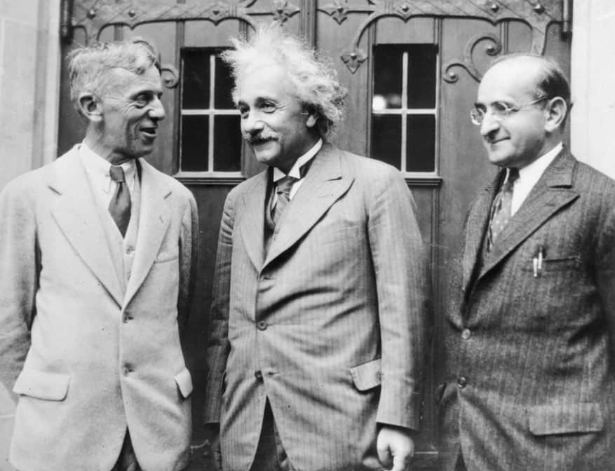 アルベルト・アインシュタインさんのインスタグラム写真 - (アルベルト・アインシュタインInstagram)「#ThrowbackThursday: Albert Einstein is welcomed to Princeton University on his first day as a professor. In this photo from 1933, he is flanked by two of his colleagues: Professor Eisenhart on the left and Professor Mayer on the right.」7月9日 22時01分 - alberteinstein