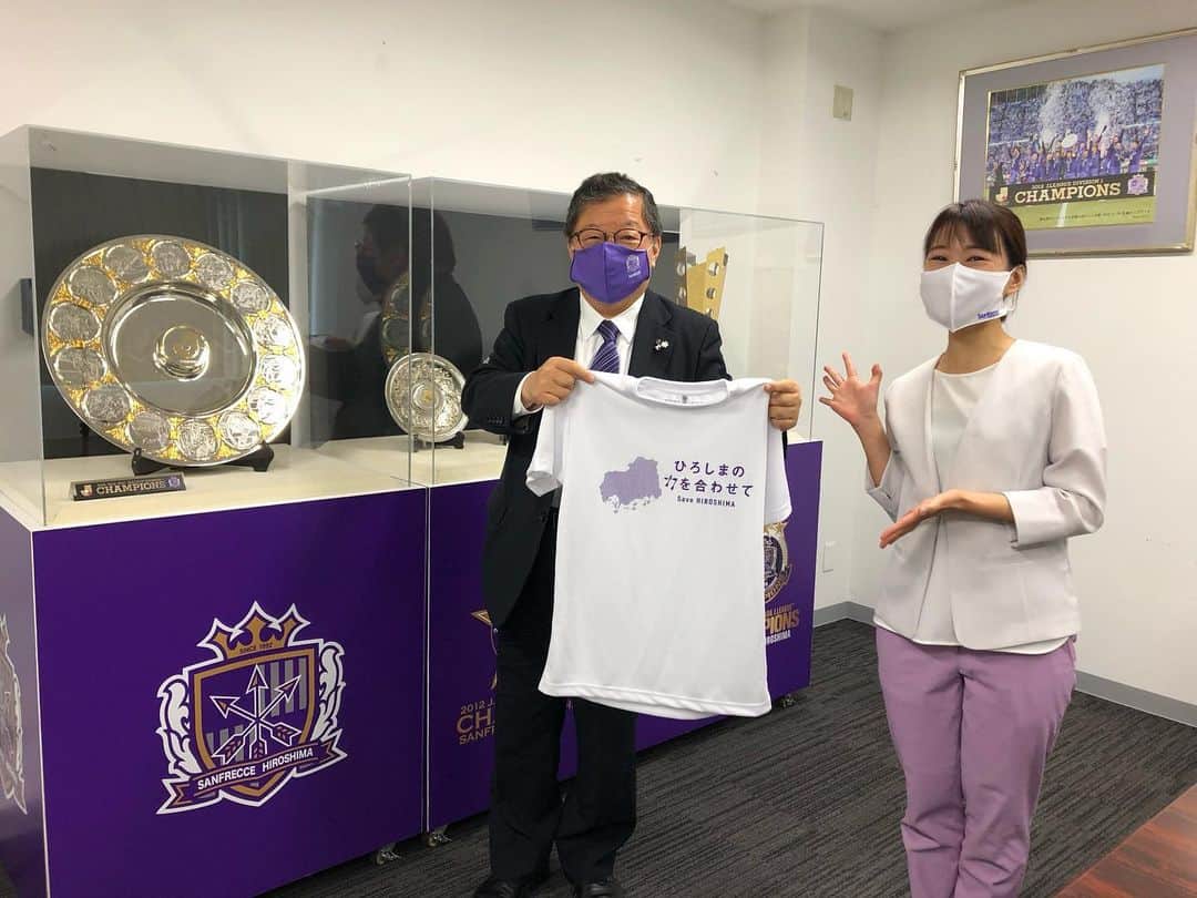有田優理香さんのインスタグラム写真 - (有田優理香Instagram)「あすの「キニナル」はサンフレッチェ！仙田信吾社長にインタビューさせていただきました。  コロナ禍でＪ１はおよそ４ヶ月中断。先週再開しましたが、観客を100%で入れることはまだ出来ず苦しい経営状況が続きます。苦難を乗り越えるためのクラブの取り組みを伺いました。  仙田社長の熱い思い、そして地域密着クラブとしてサンフレッチェが奮闘する様子をまとめます！あすのテレビ派18時台ぜひご覧ください🙏  余談。サンフレの取材の時はなるべく紫のものを身に付けるようにしています。今回はテーパードパンツ！社長もお会いした瞬間に気付いてくださり、似合っていると褒めてくださいました☺️えへへ  #sanfrecce #仙田信吾社長 #広島テレビ　#テレビ派　#キニナル」7月9日 22時13分 - yurikaa0624