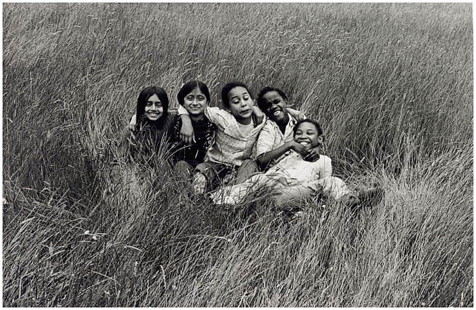 カインドネスのインスタグラム：「Happy 69th birthday Vanley Burke - known as the 'Godfather of Black British photography'. This is one of my favourite images of his. Would make a beautiful album sleeve ❤️ #vanleyburke」