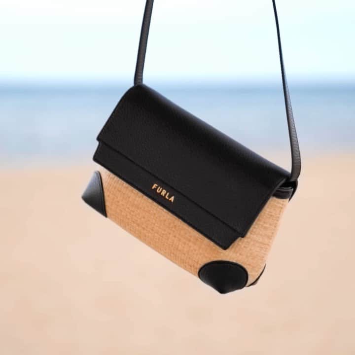 フルラのインスタグラム：「Make a splash with the Furla Rafia crossbody, for a seamless blend of city and sand. Where will yours take you?  #thefurlasociety #furlafeeling #newcollection #furla #accessories #fashion」