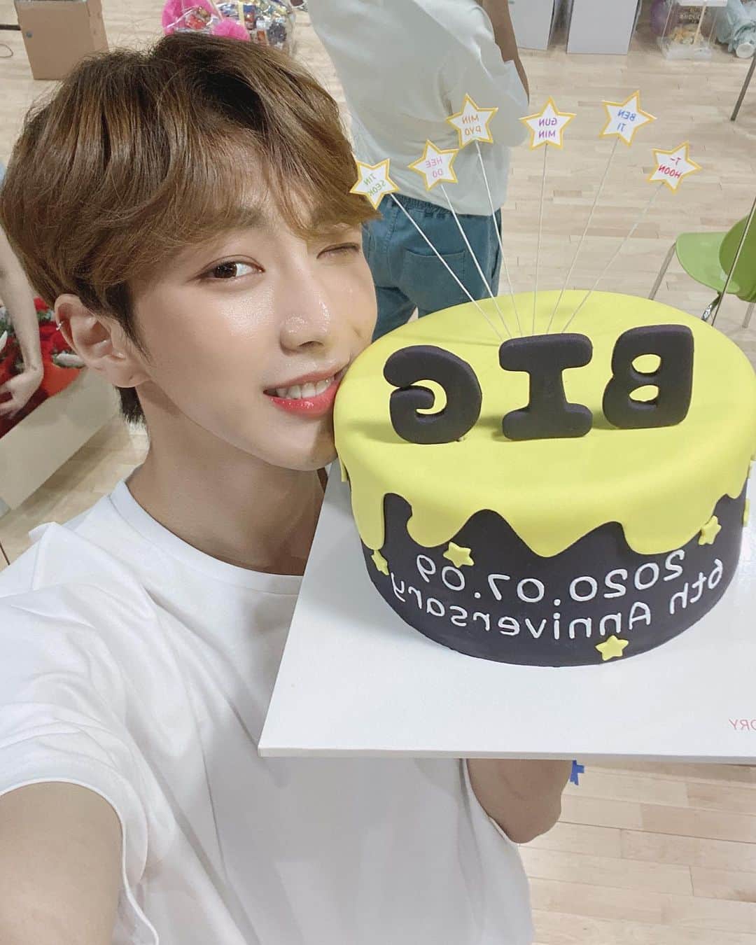유희도のインスタグラム：「20.07.09/목 ★ B.I.G 6주년 ★ 2014 ~ 2020 함께해주고 축하해줘서 너무 고맙습니다  오늘은 정말 행복한 날이에요🥰」